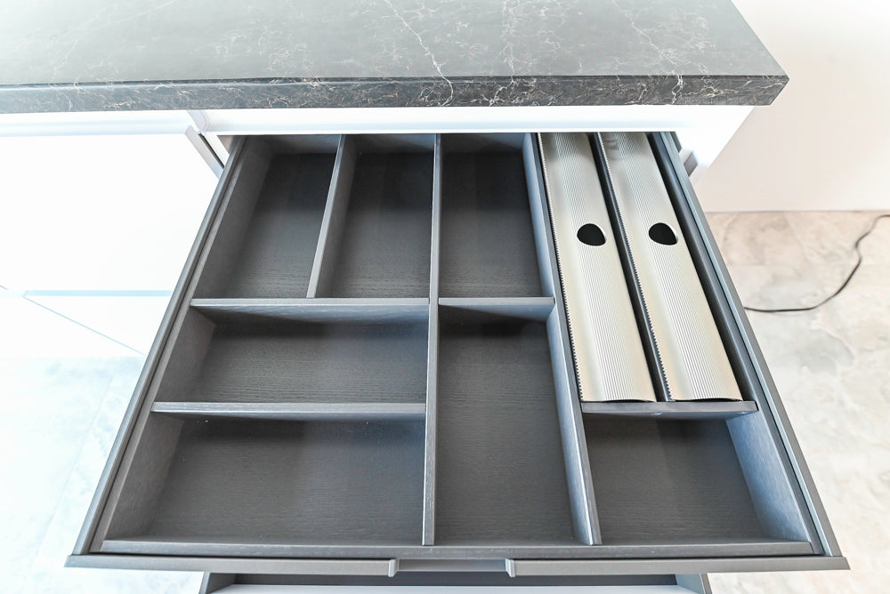 Häcker Modern Glossy White Kitchen with Island and Black Quartz Countertop