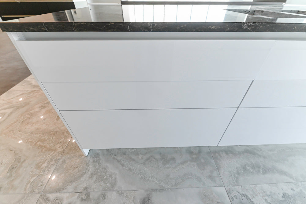 Häcker Modern Glossy White Kitchen with Island and Black Quartz Countertop