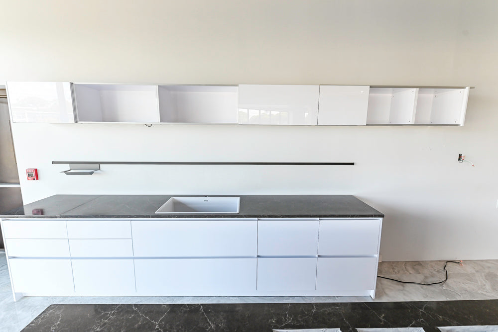 Häcker Modern Glossy White Kitchen with Island and Black Quartz Countertop
