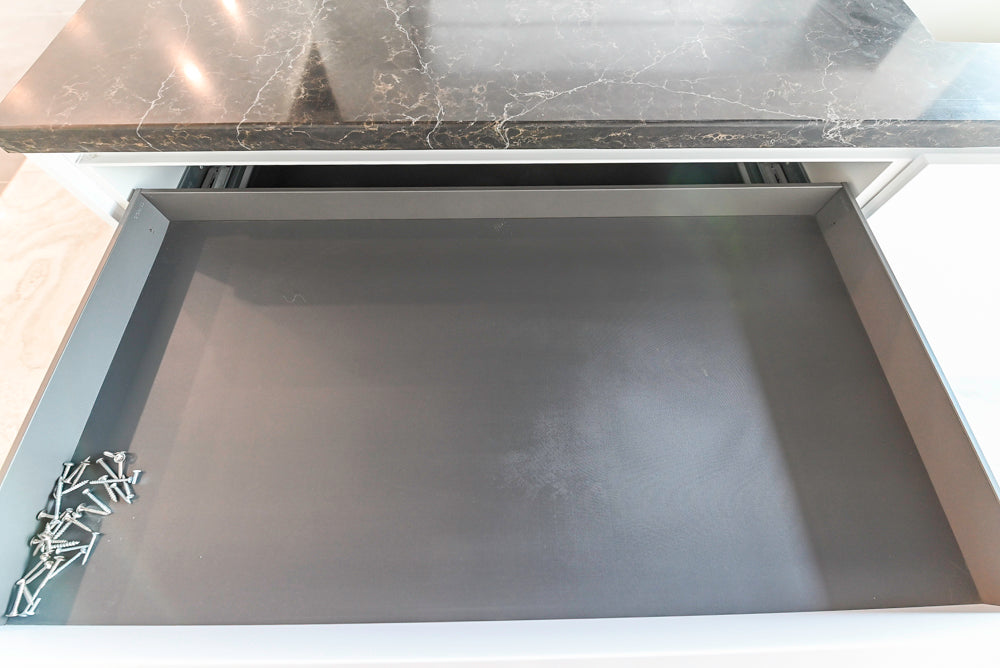 Häcker Modern Glossy White Kitchen with Island and Black Quartz Countertop