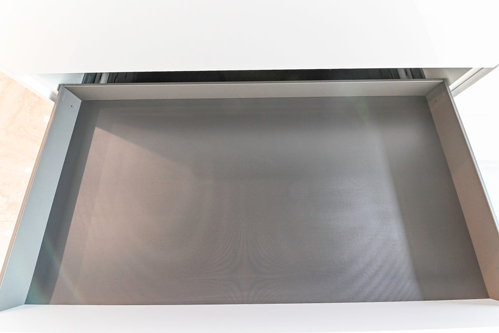 Häcker Modern Glossy White Kitchen with Island and Black Quartz Countertop