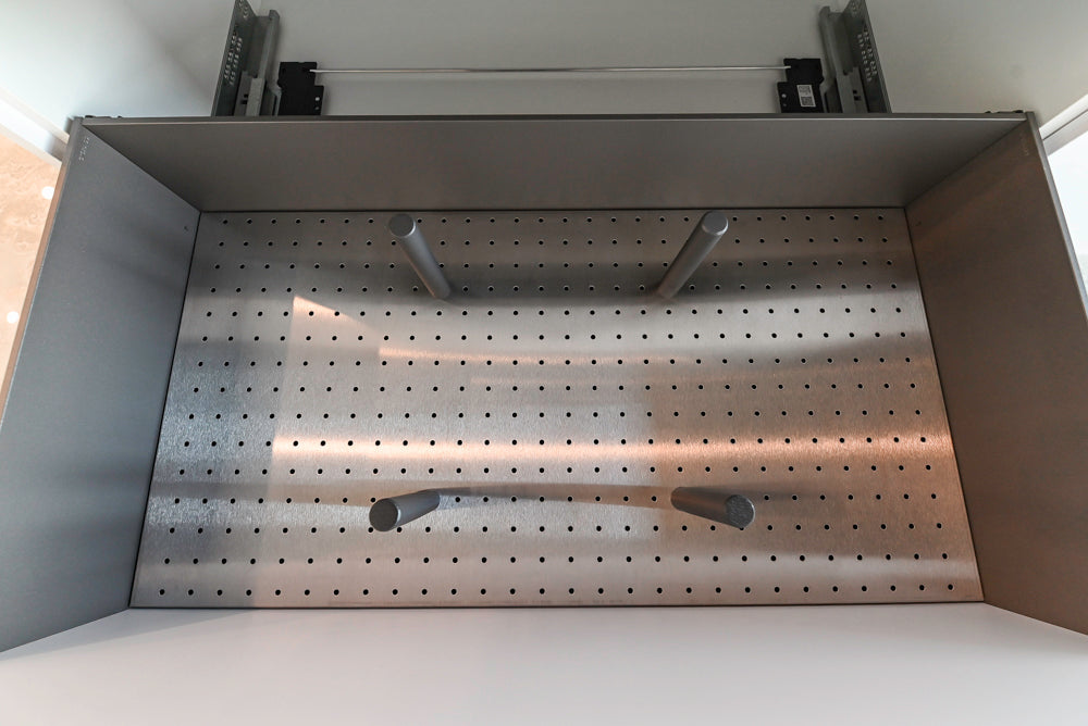 Häcker Modern Glossy White Kitchen with Island and Black Quartz Countertop