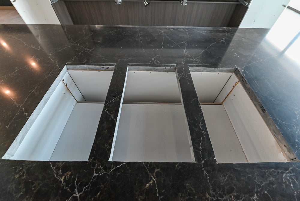 Häcker Modern Glossy White Kitchen with Island and Black Quartz Countertop