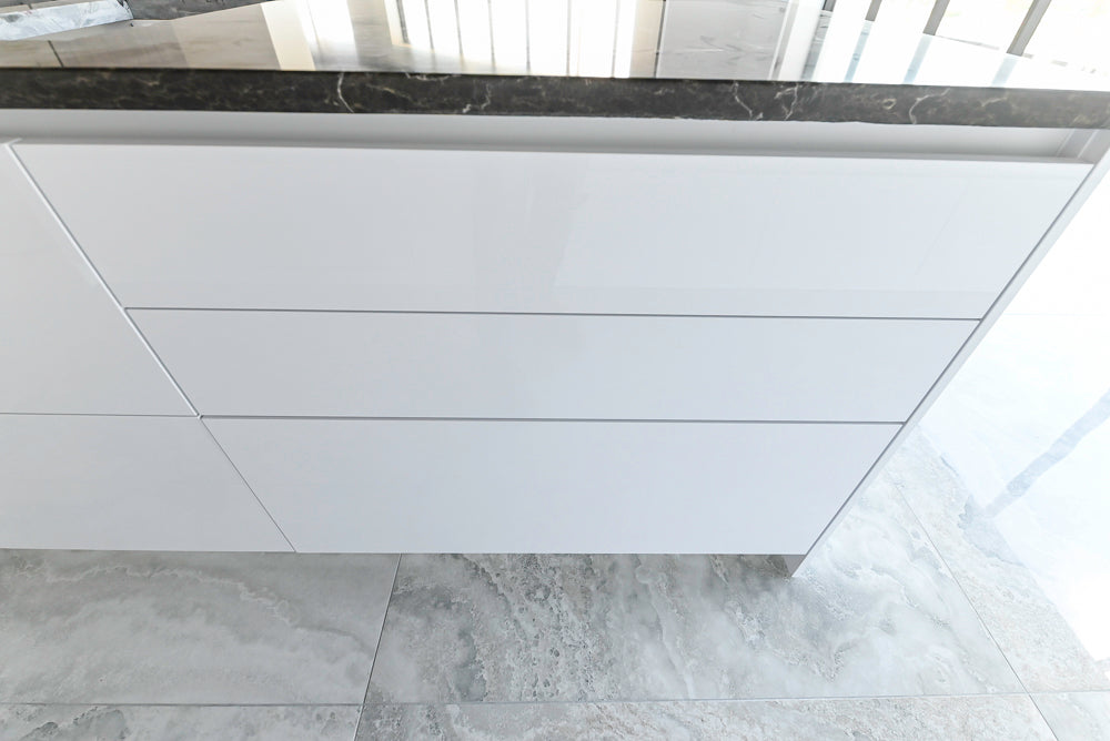 Häcker Modern Glossy White Kitchen with Island and Black Quartz Countertop