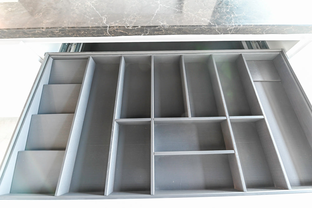 Häcker Modern Glossy White Kitchen with Island and Black Quartz Countertop