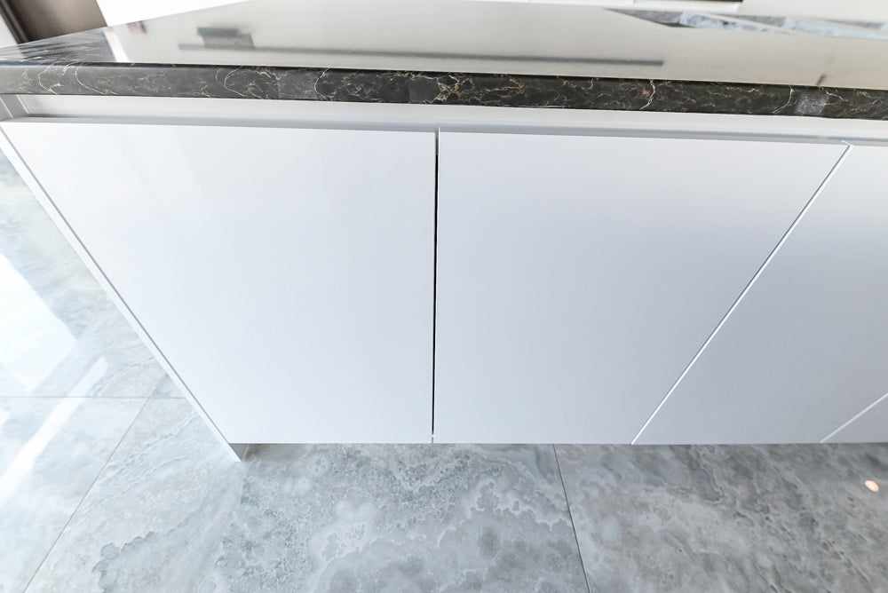 Häcker Modern Glossy White Kitchen with Island and Black Quartz Countertop