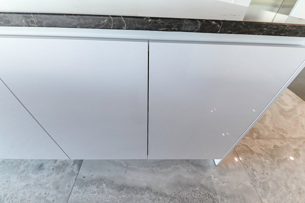Häcker Modern Glossy White Kitchen with Island and Black Quartz Countertop