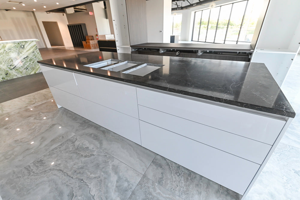 Häcker Modern Glossy White Kitchen with Island and Black Quartz Countertop
