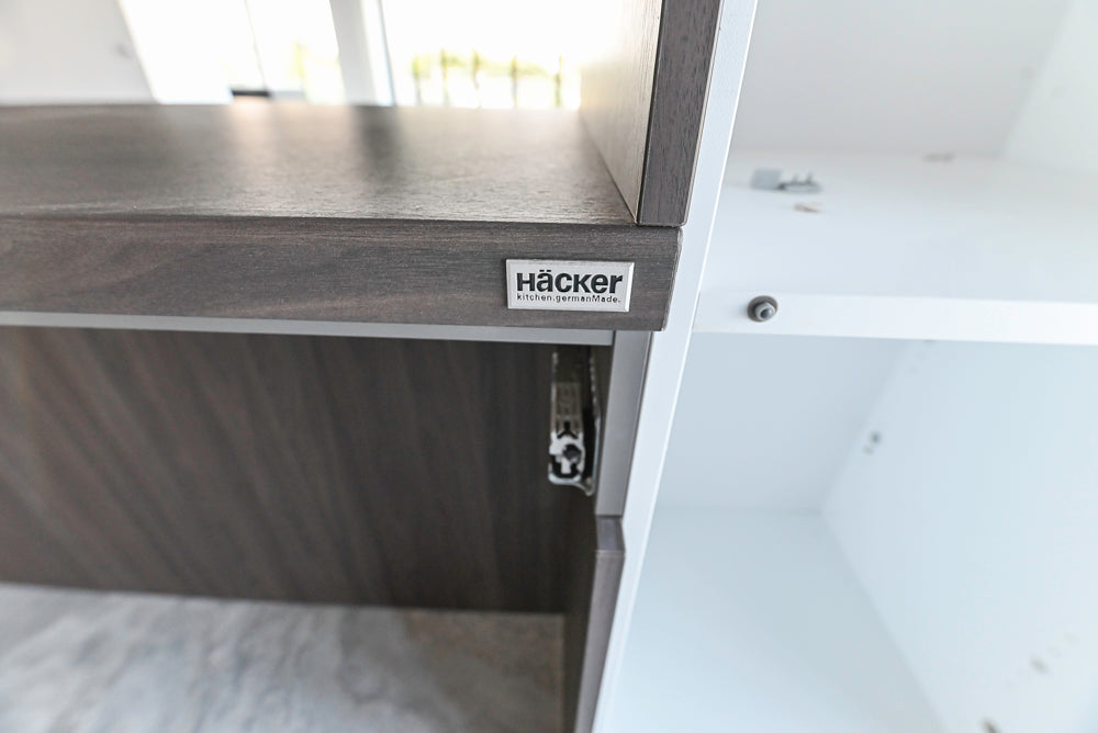 Häcker Modern Glossy White Kitchen with Island and Black Quartz Countertop