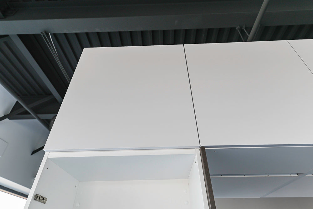 Häcker Modern Glossy White Kitchen with Island and Black Quartz Countertop