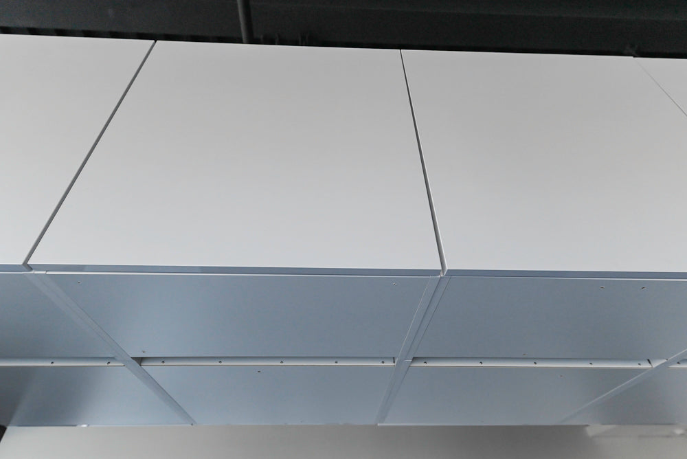 Häcker Modern Glossy White Kitchen with Island and Black Quartz Countertop