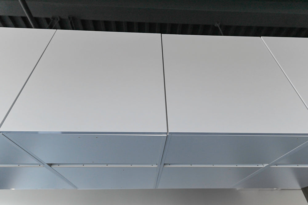 Häcker Modern Glossy White Kitchen with Island and Black Quartz Countertop