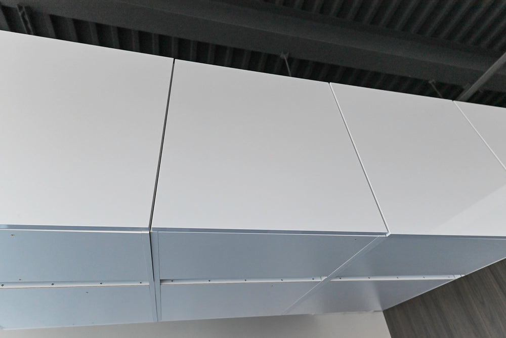 Häcker Modern Glossy White Kitchen with Island and Black Quartz Countertop