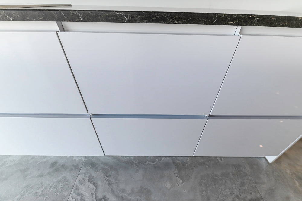 Häcker Modern Glossy White Kitchen with Island and Black Quartz Countertop