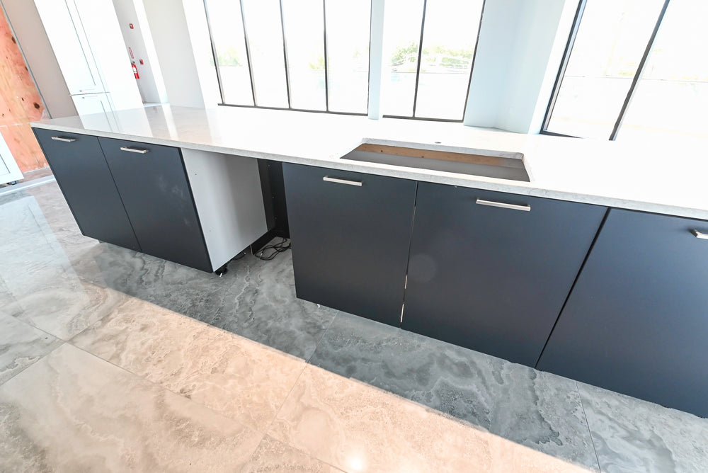 Häcker Transitional Light Grey Kitchen with Dark Grey Island and White Quartz Countertops