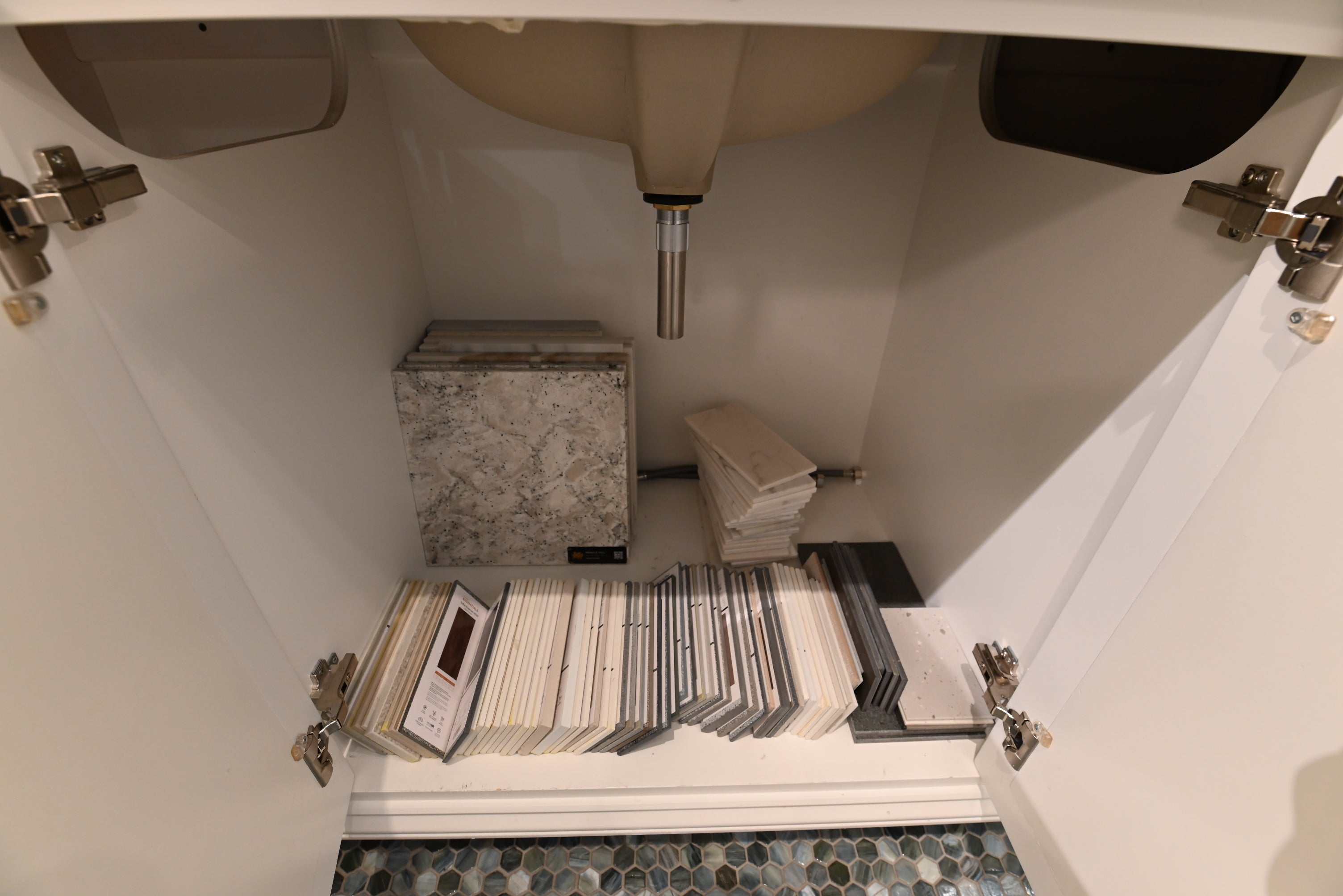 The Furniture Guild Traditional 62" White and Mirrored Glass Single Vanity with Top, Sink and Faucet