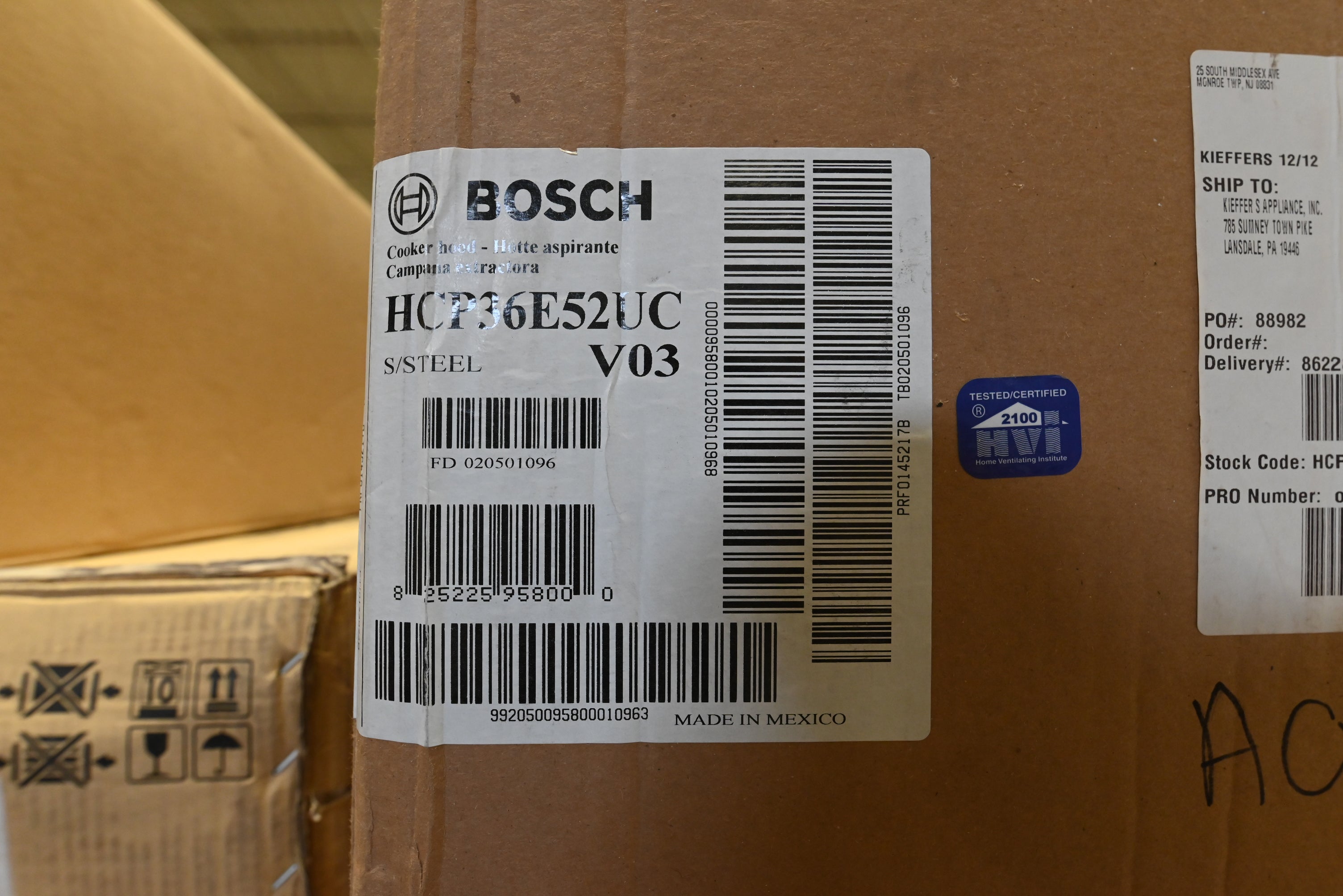 Bosch HCP36E52UC 36" Stainless Steel Wall Mount Chimney Hood