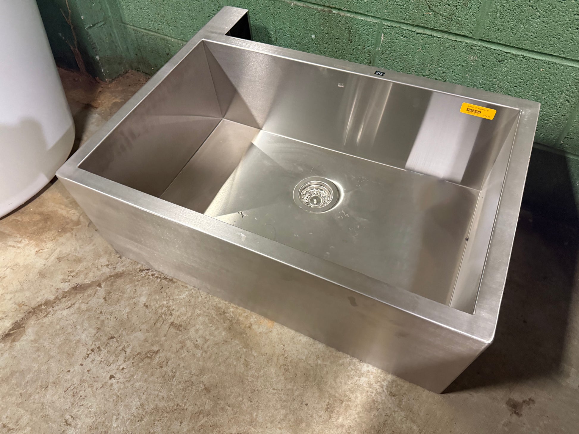 Julien Social Corner 31.5" Stainless Steel Farmhouse Kitchen Sink with Left Corner Apron