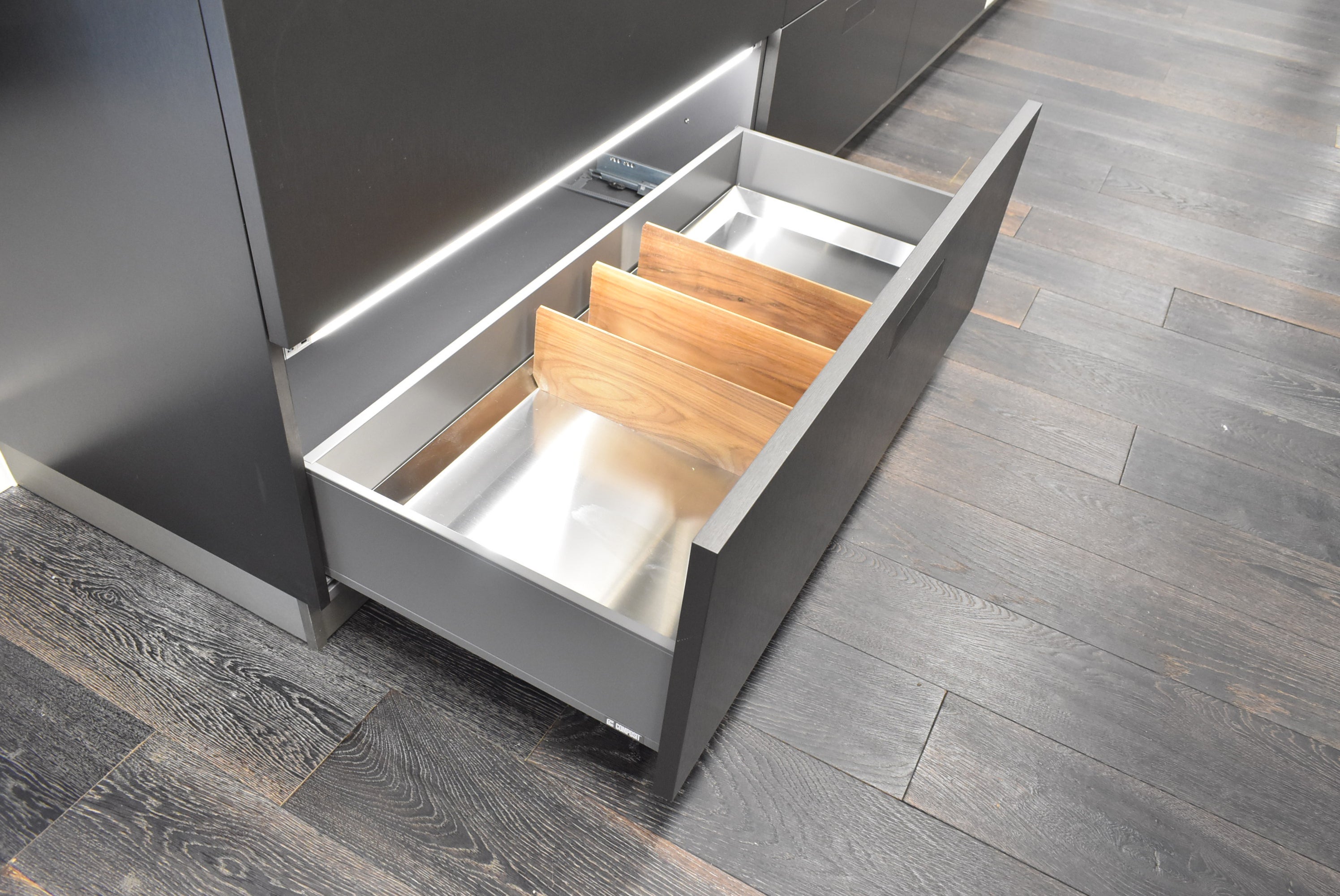 Composit Celine White Modern Showroom Display Kitchen