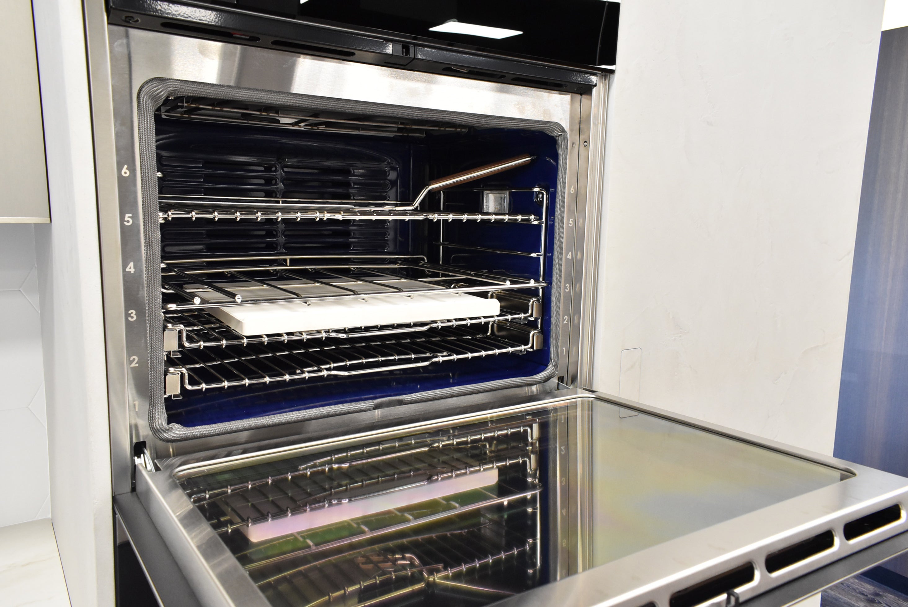 Composit Celine White Modern Showroom Display Kitchen