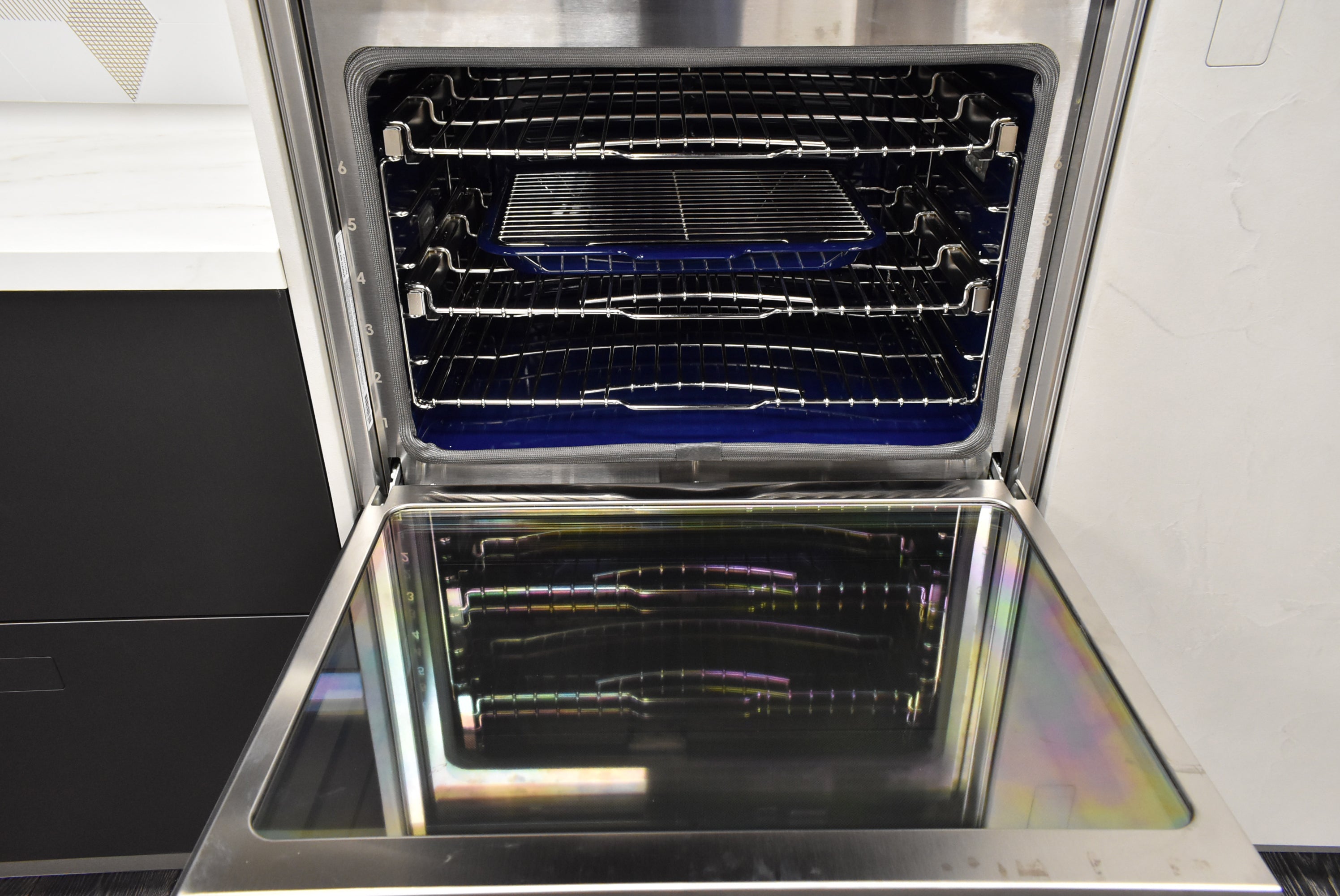 Composit Celine White Modern Showroom Display Kitchen