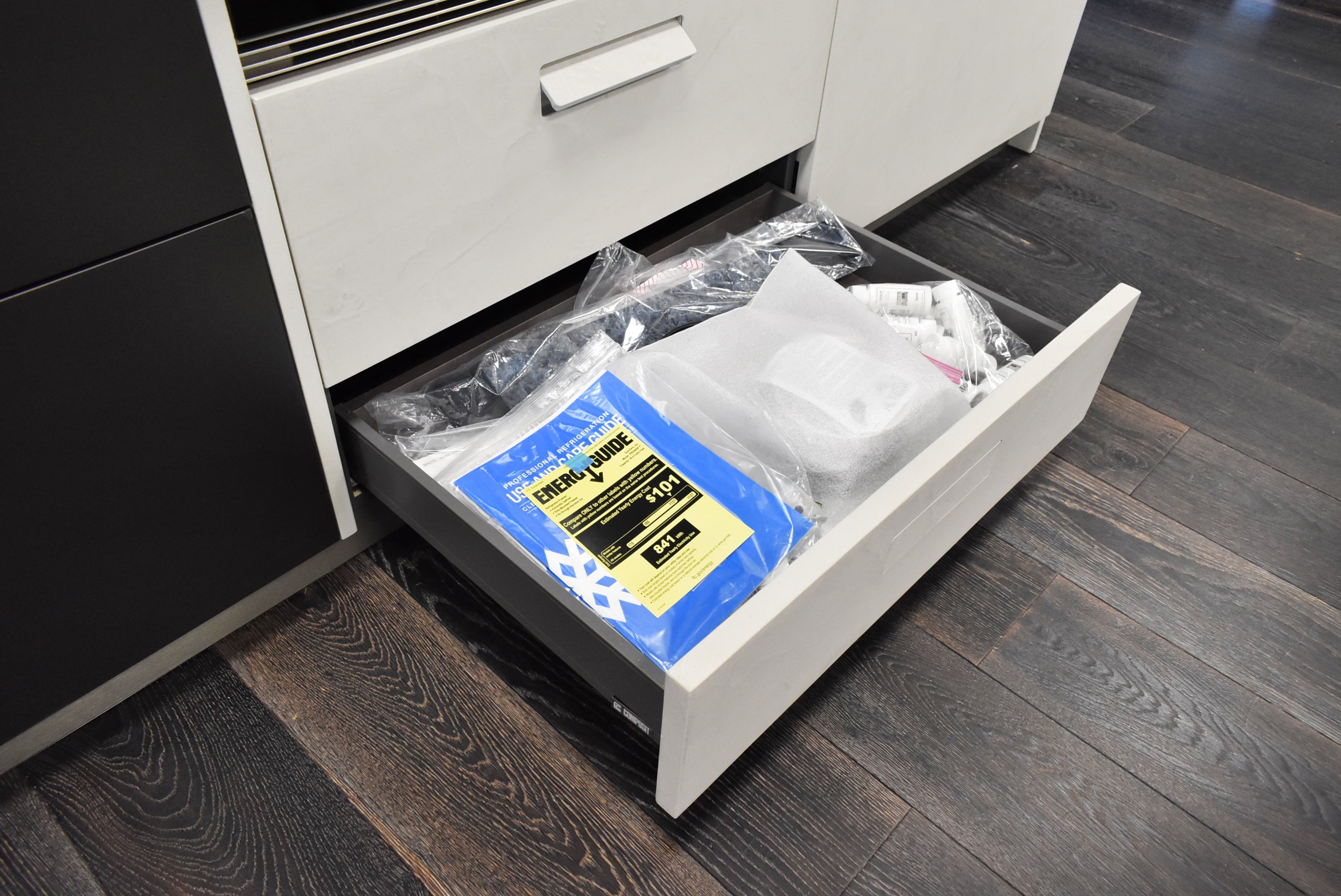 Composit Celine White Modern Showroom Display Kitchen