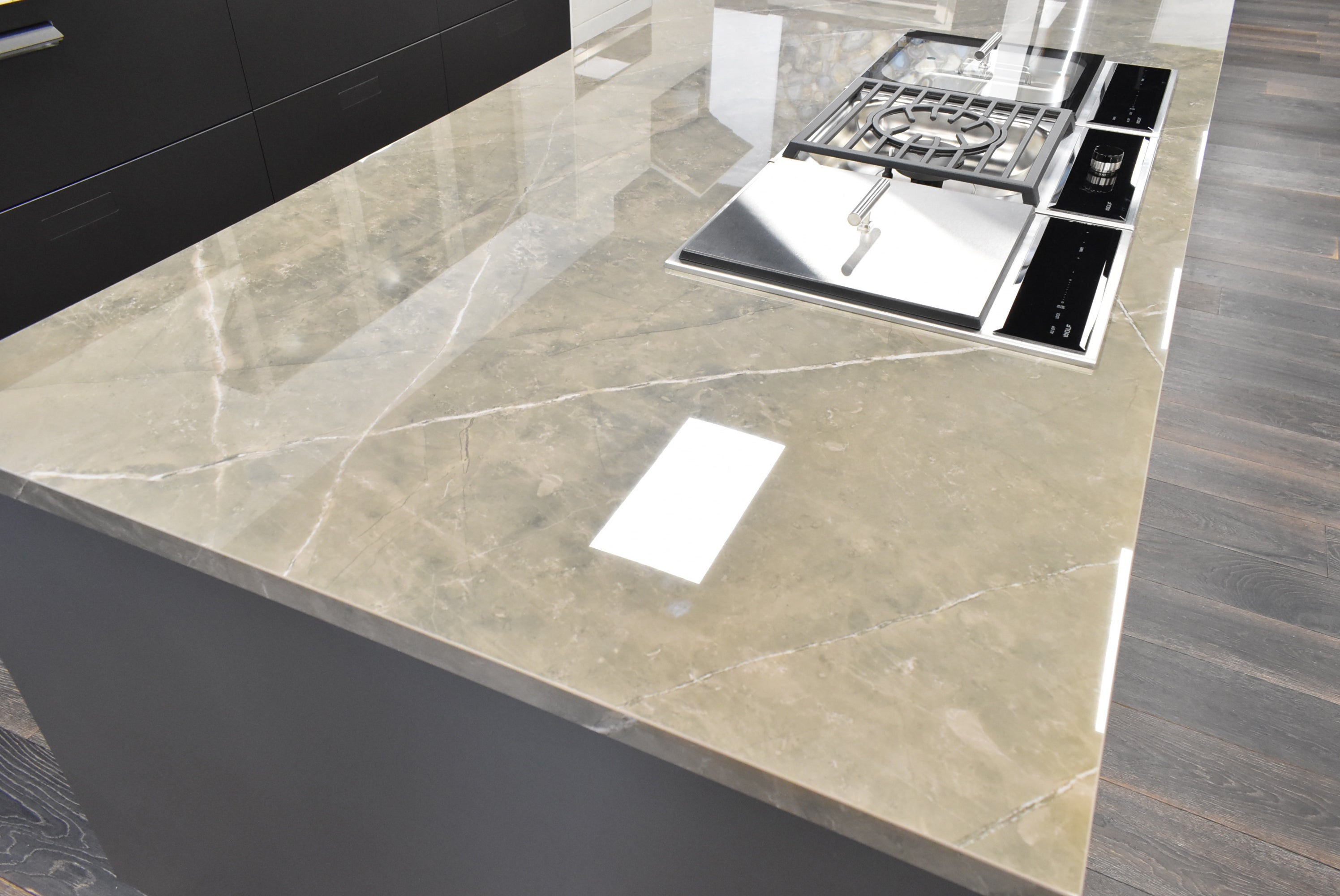 Composit Celine White Modern Showroom Display Kitchen