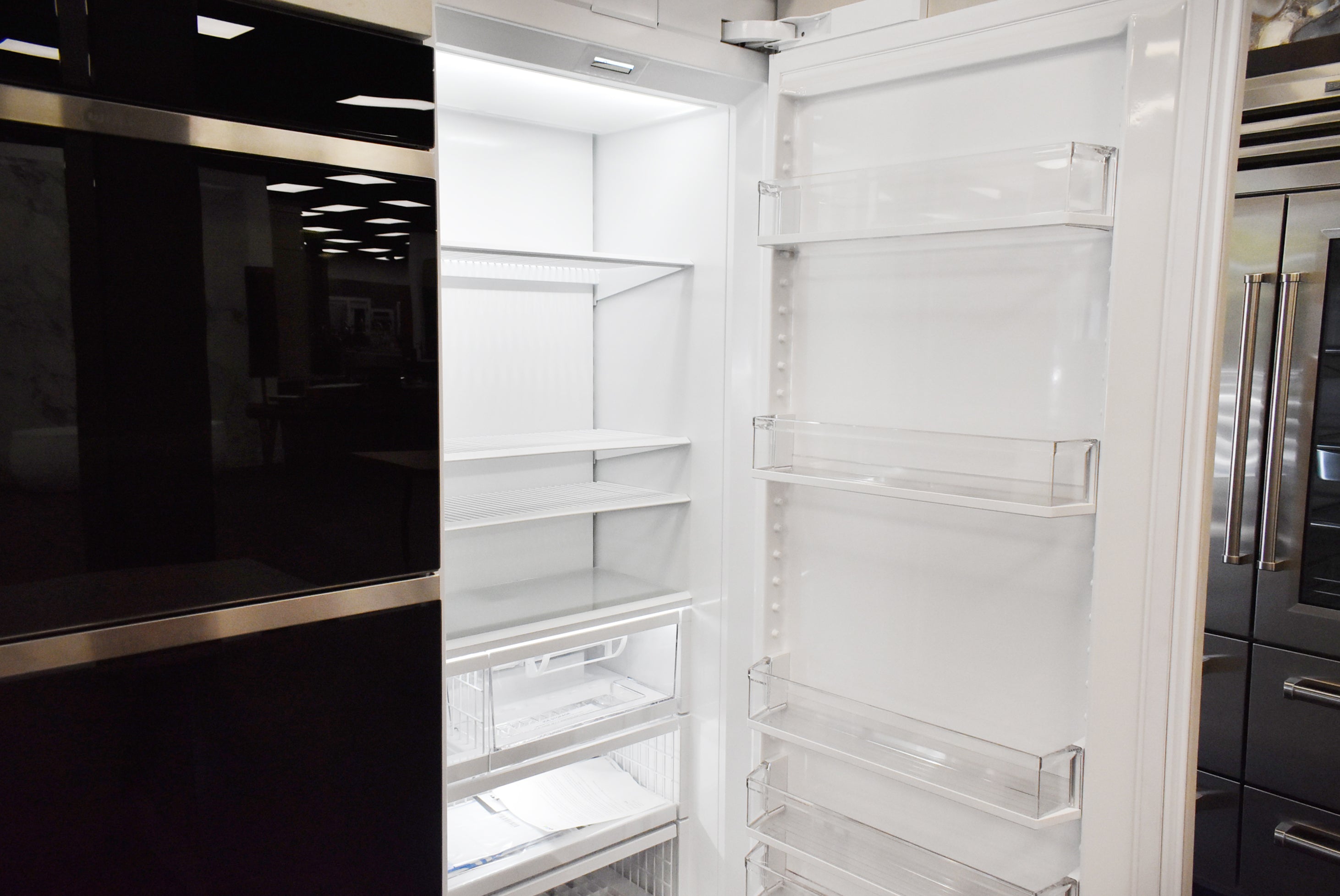 Composit Celine White Modern Showroom Display Kitchen