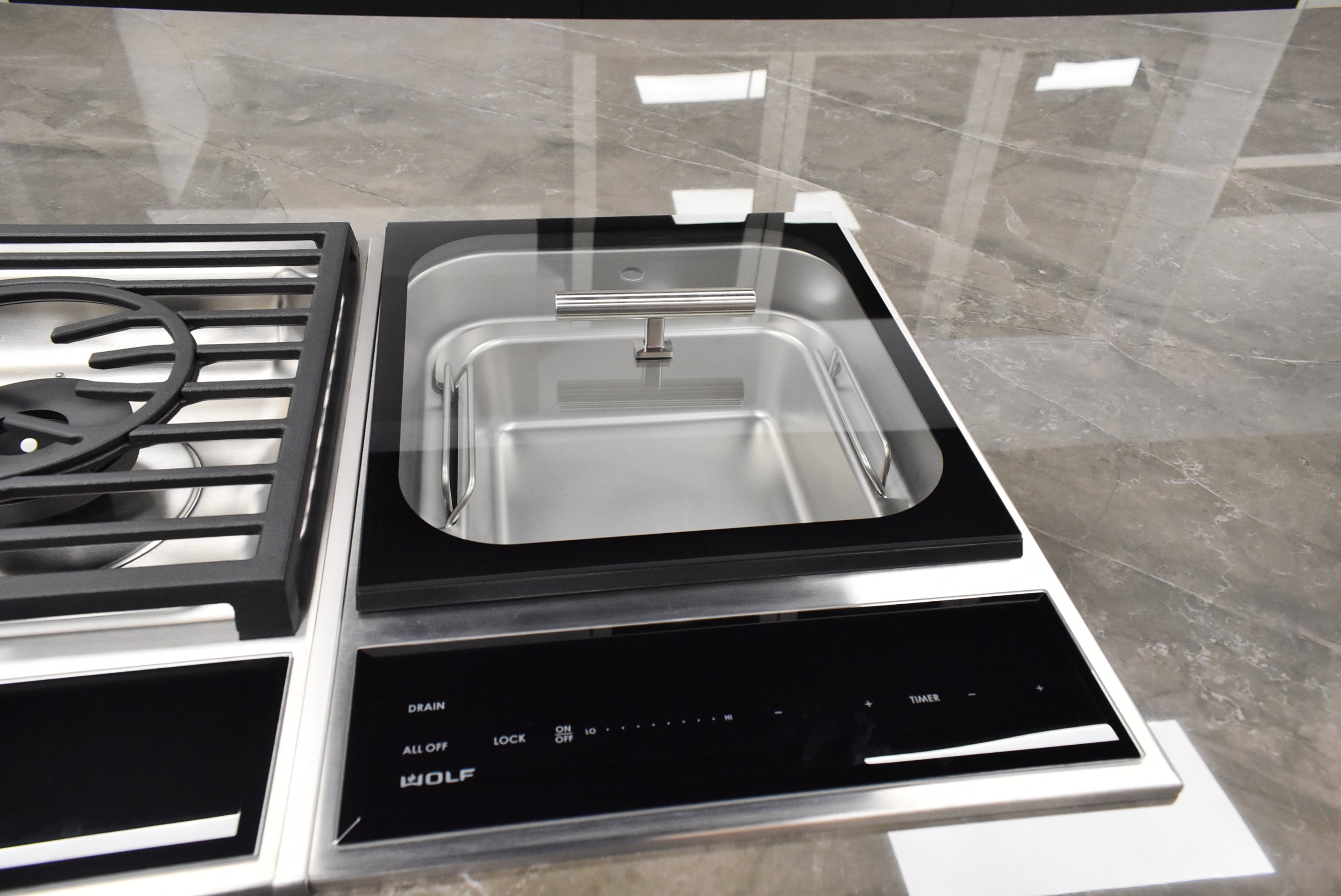 Composit Celine White Modern Showroom Display Kitchen