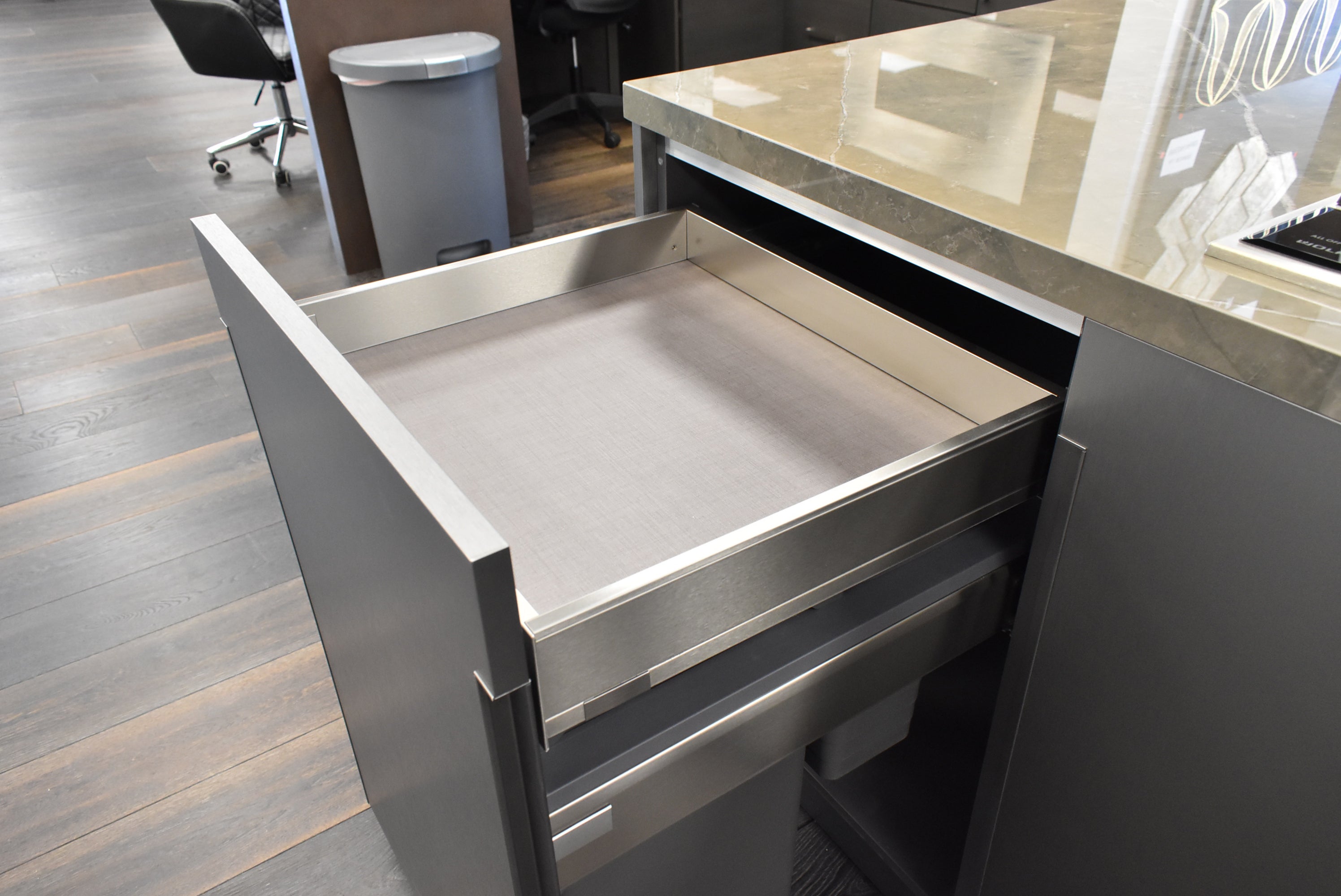 Composit Celine White Modern Showroom Display Kitchen