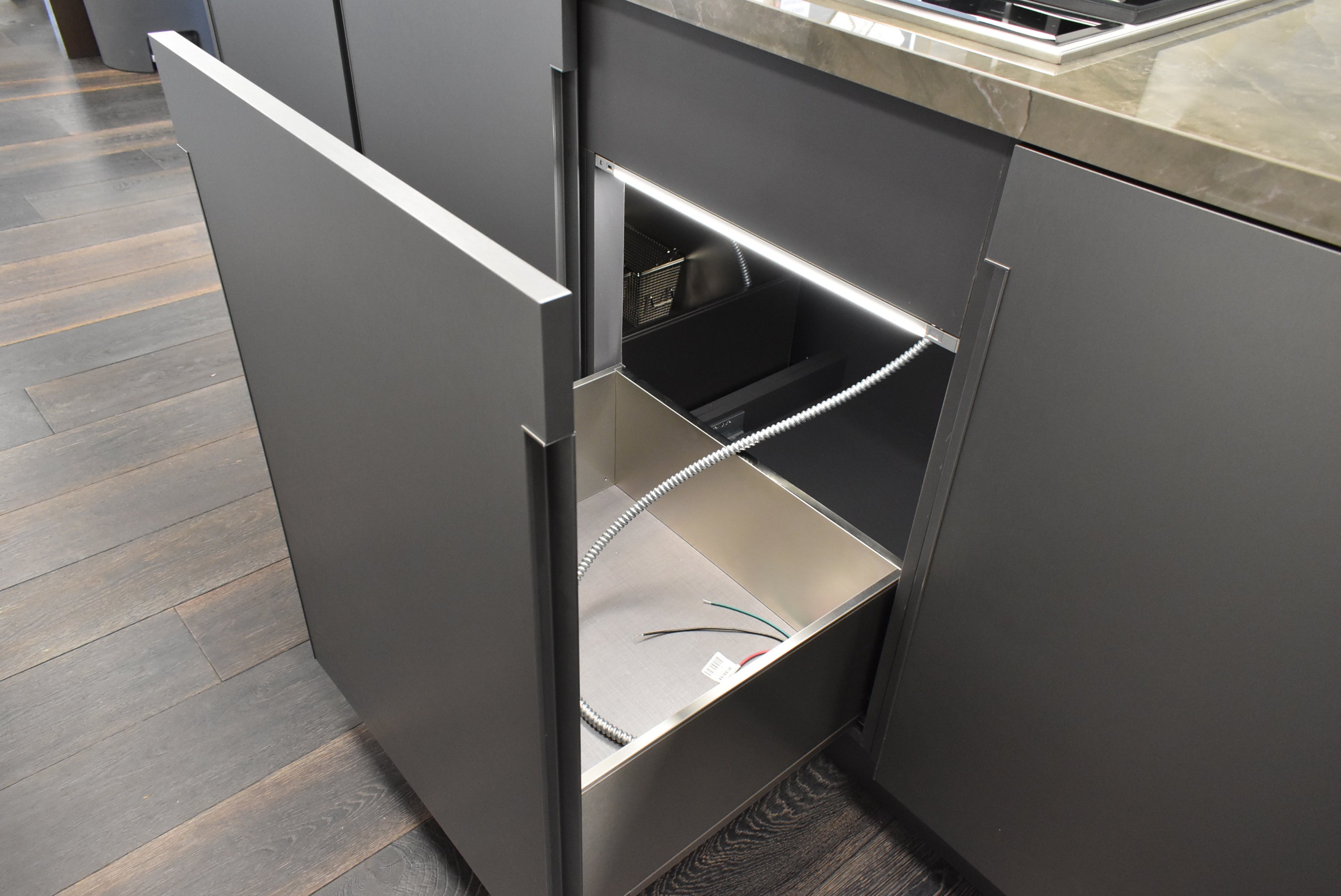 Composit Celine White Modern Showroom Display Kitchen