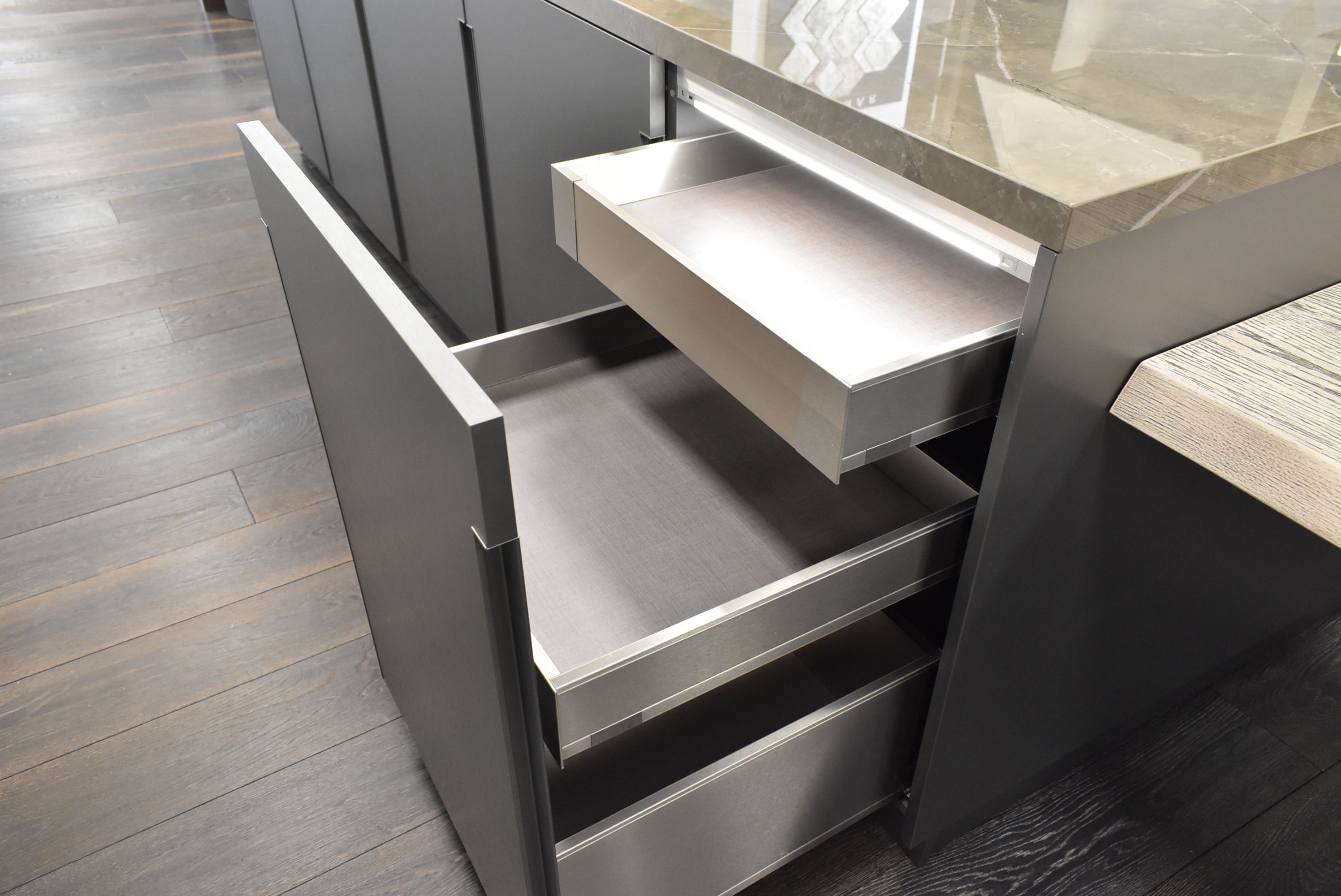 Composit Celine White Modern Showroom Display Kitchen