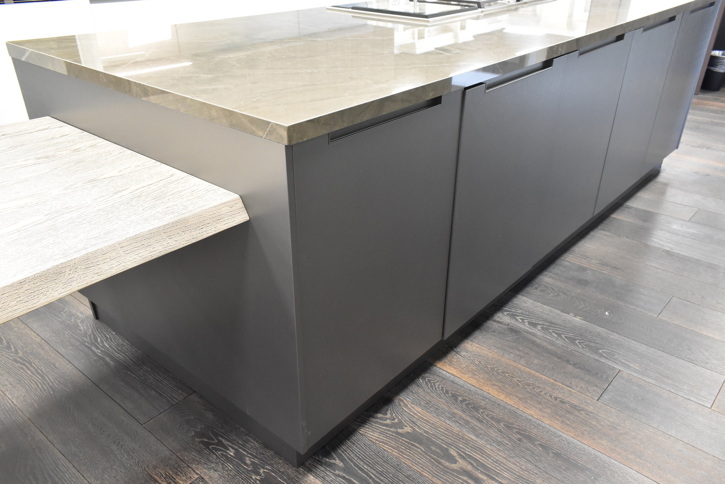 Composit Celine White Modern Showroom Display Kitchen