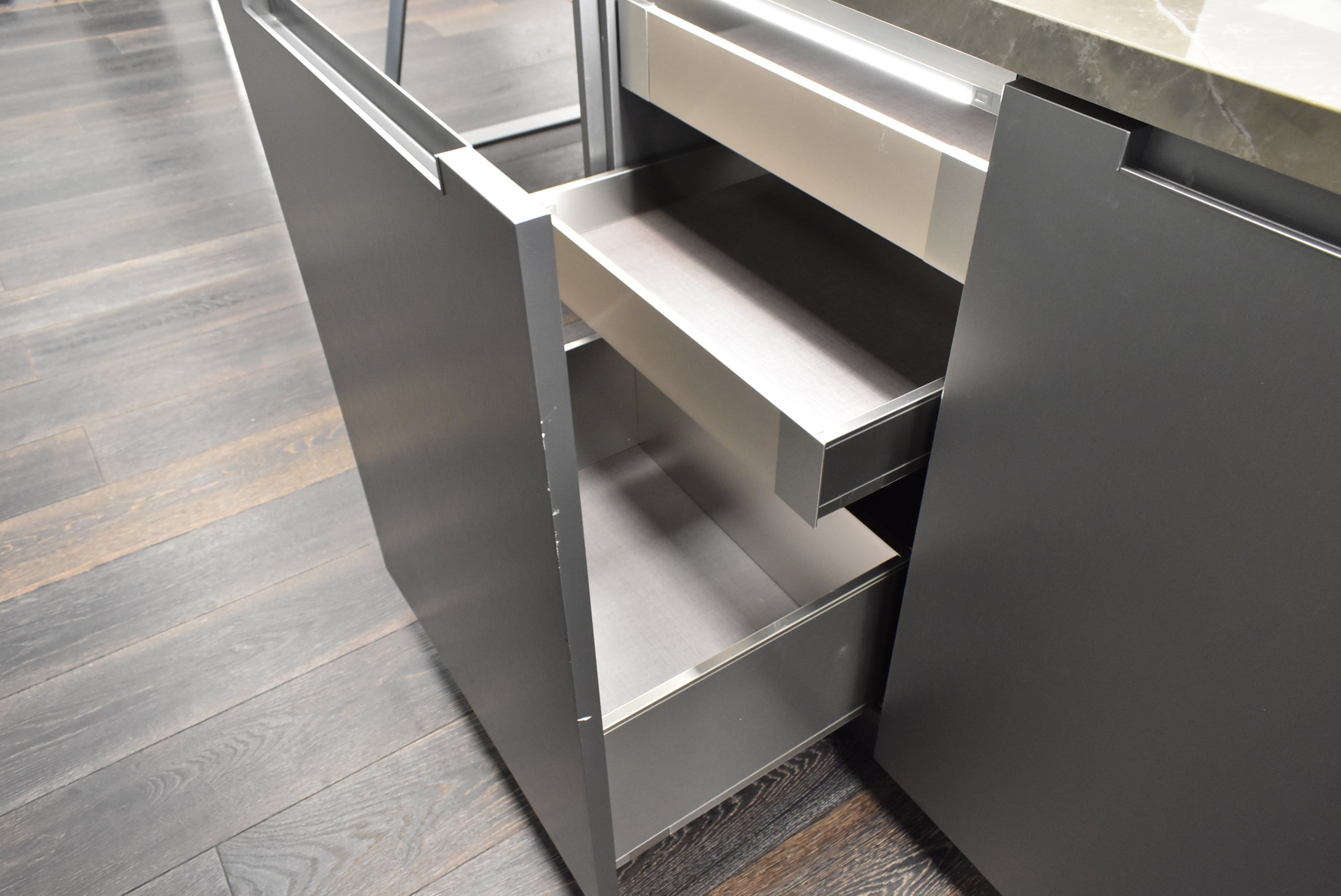 Composit Celine White Modern Showroom Display Kitchen