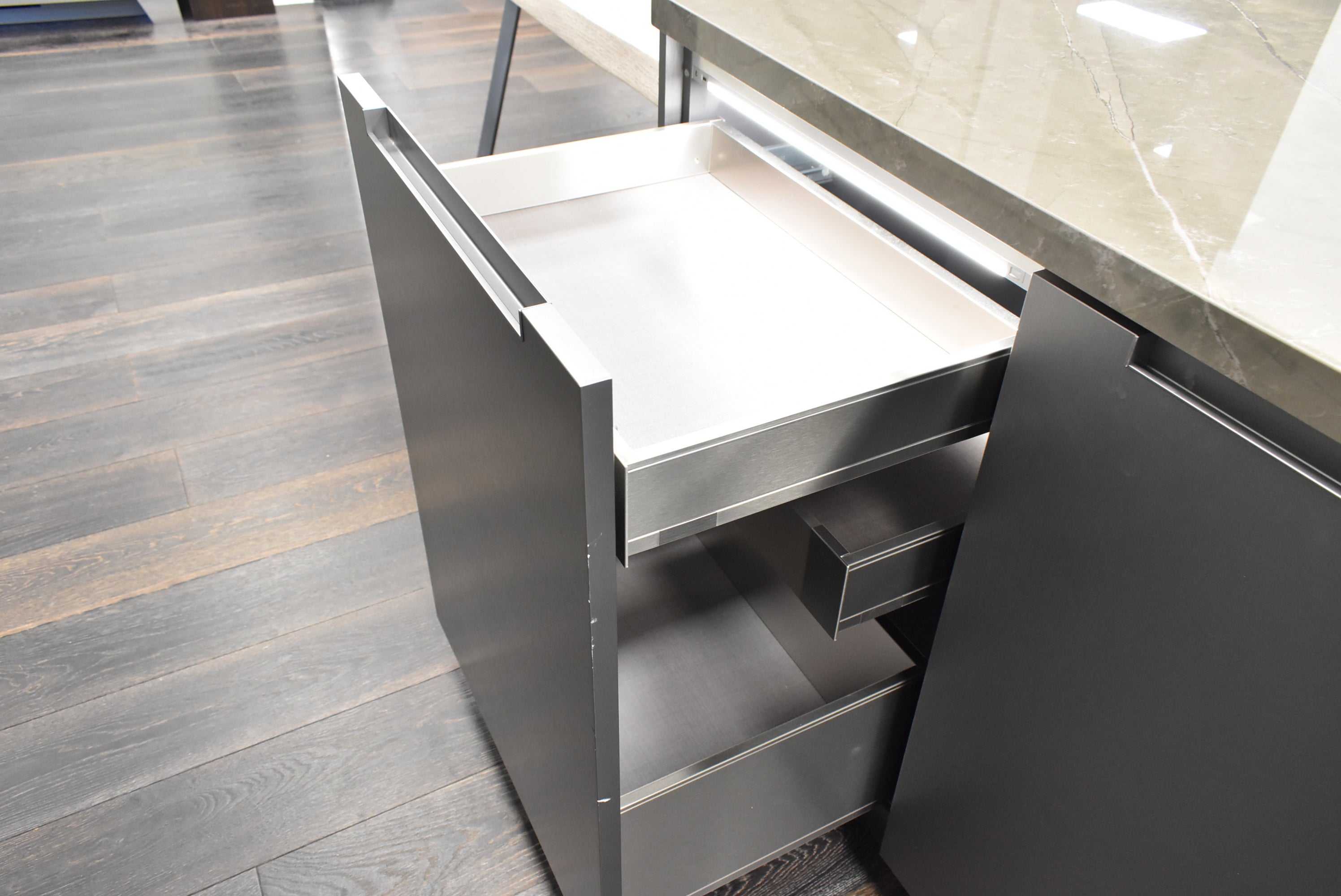 Composit Celine White Modern Showroom Display Kitchen