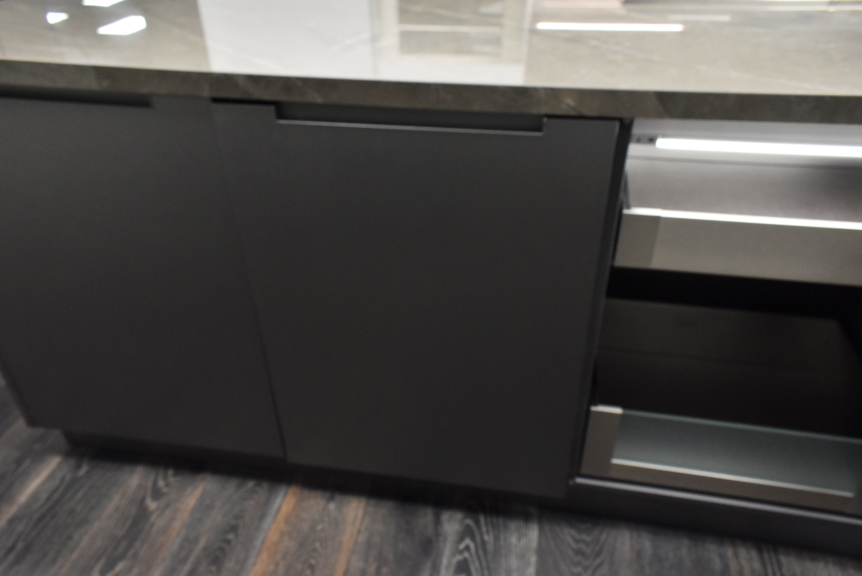 Composit Celine White Modern Showroom Display Kitchen