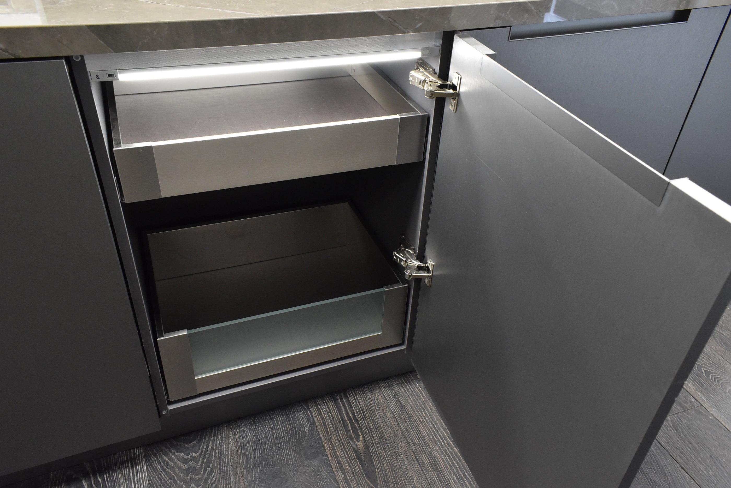 Composit Celine White Modern Showroom Display Kitchen