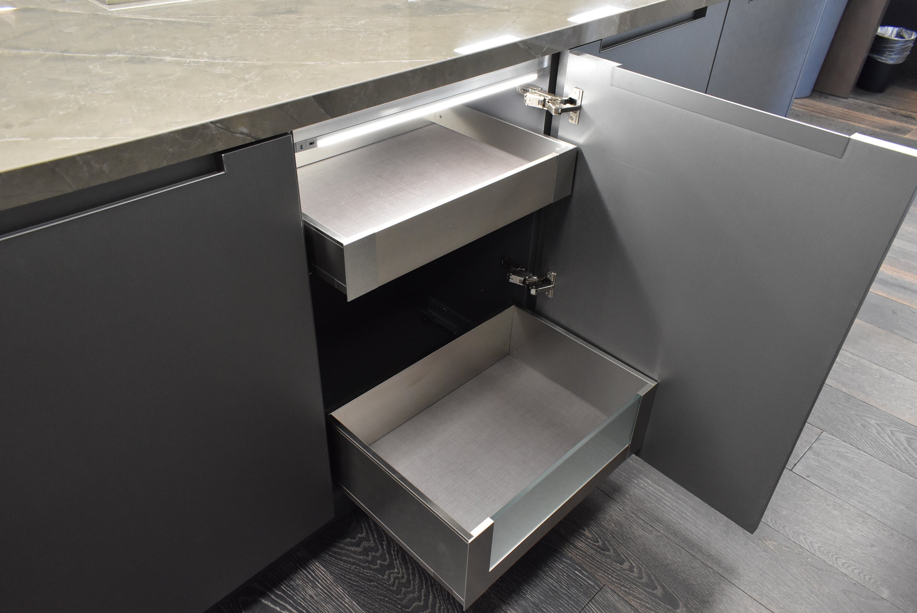 Composit Celine White Modern Showroom Display Kitchen