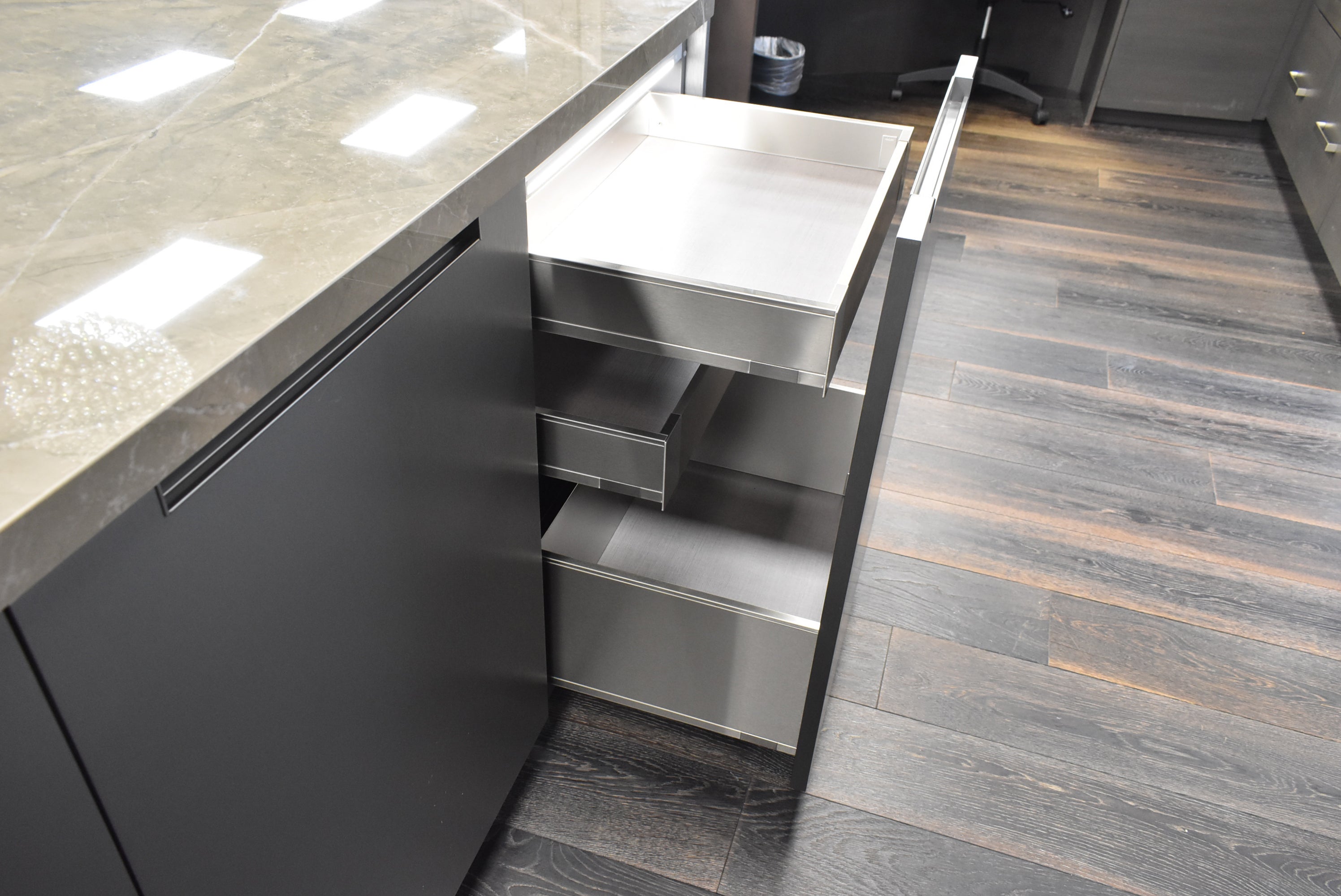 Composit Celine White Modern Showroom Display Kitchen