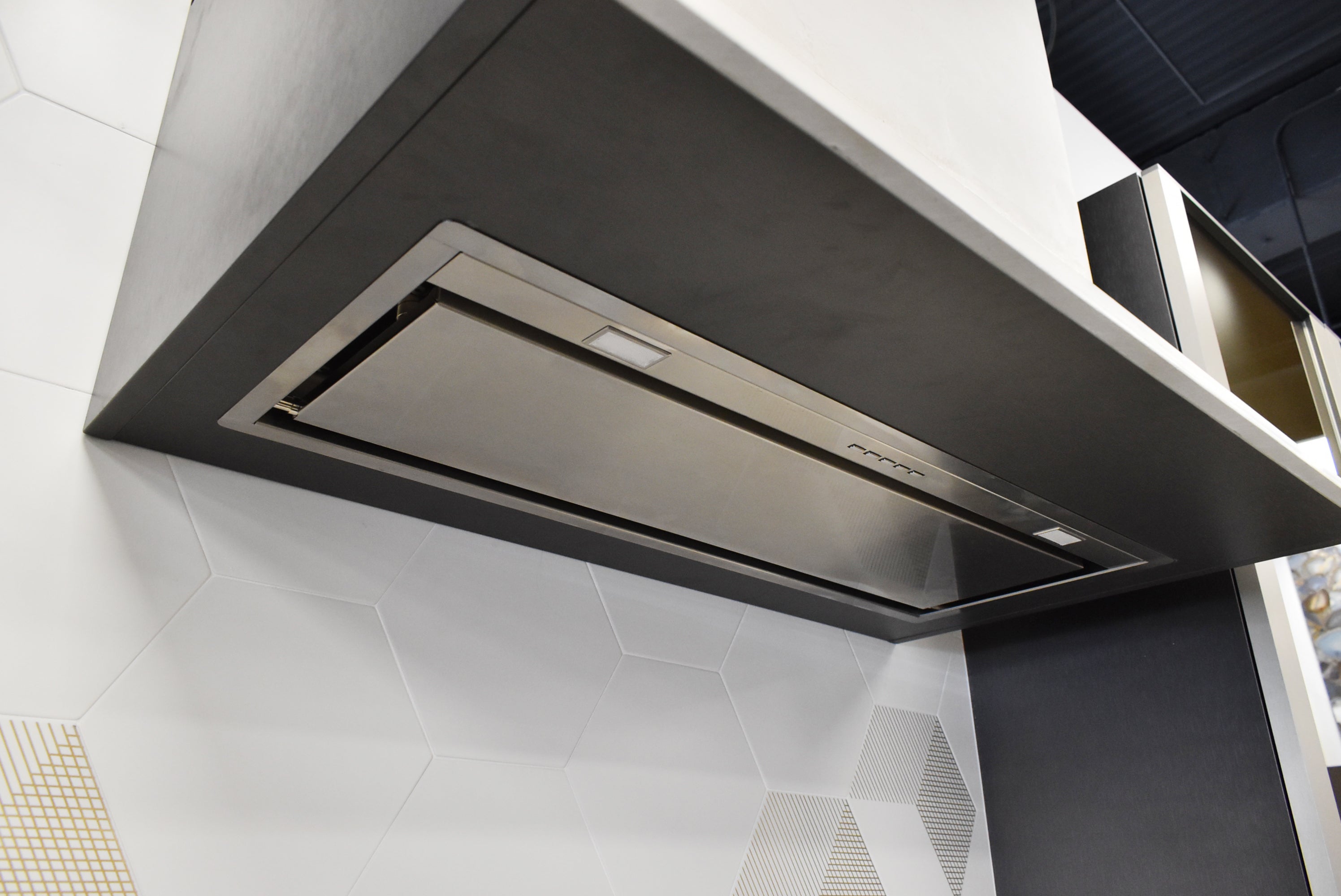 Composit Celine White Modern Showroom Display Kitchen