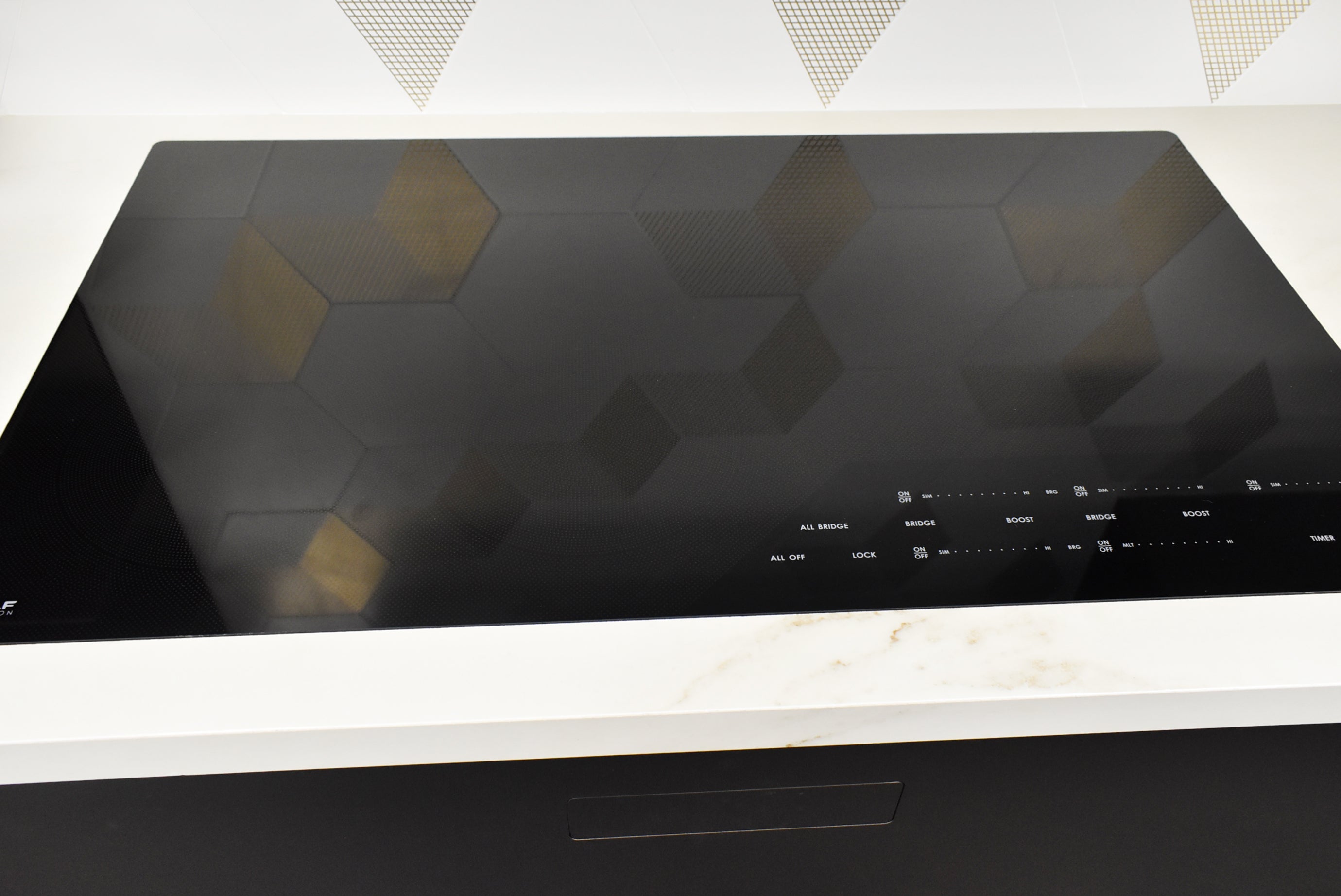 Composit Celine White Modern Showroom Display Kitchen