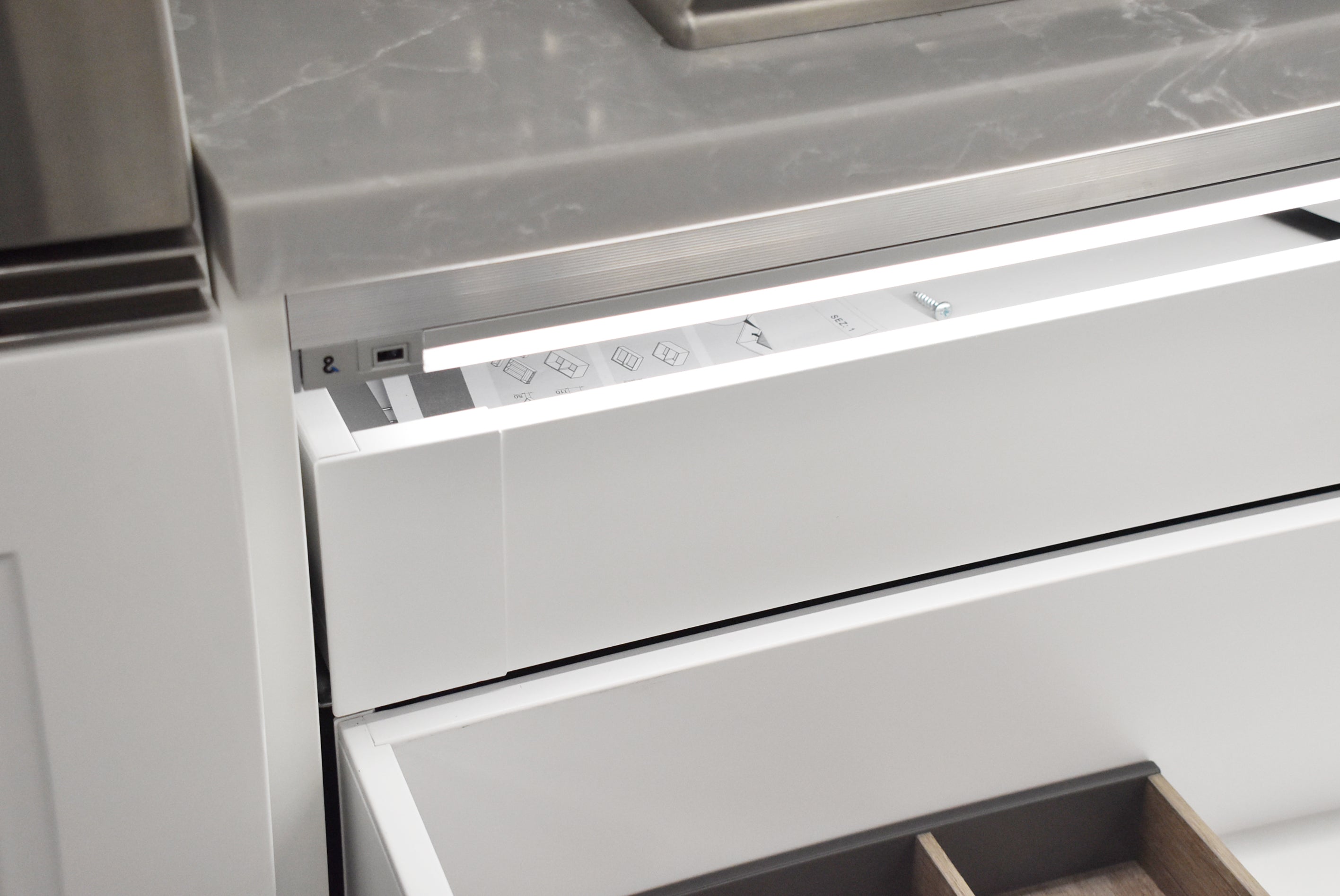 Composit Marilyn Glossy White Modern Showroom Display Kitchen