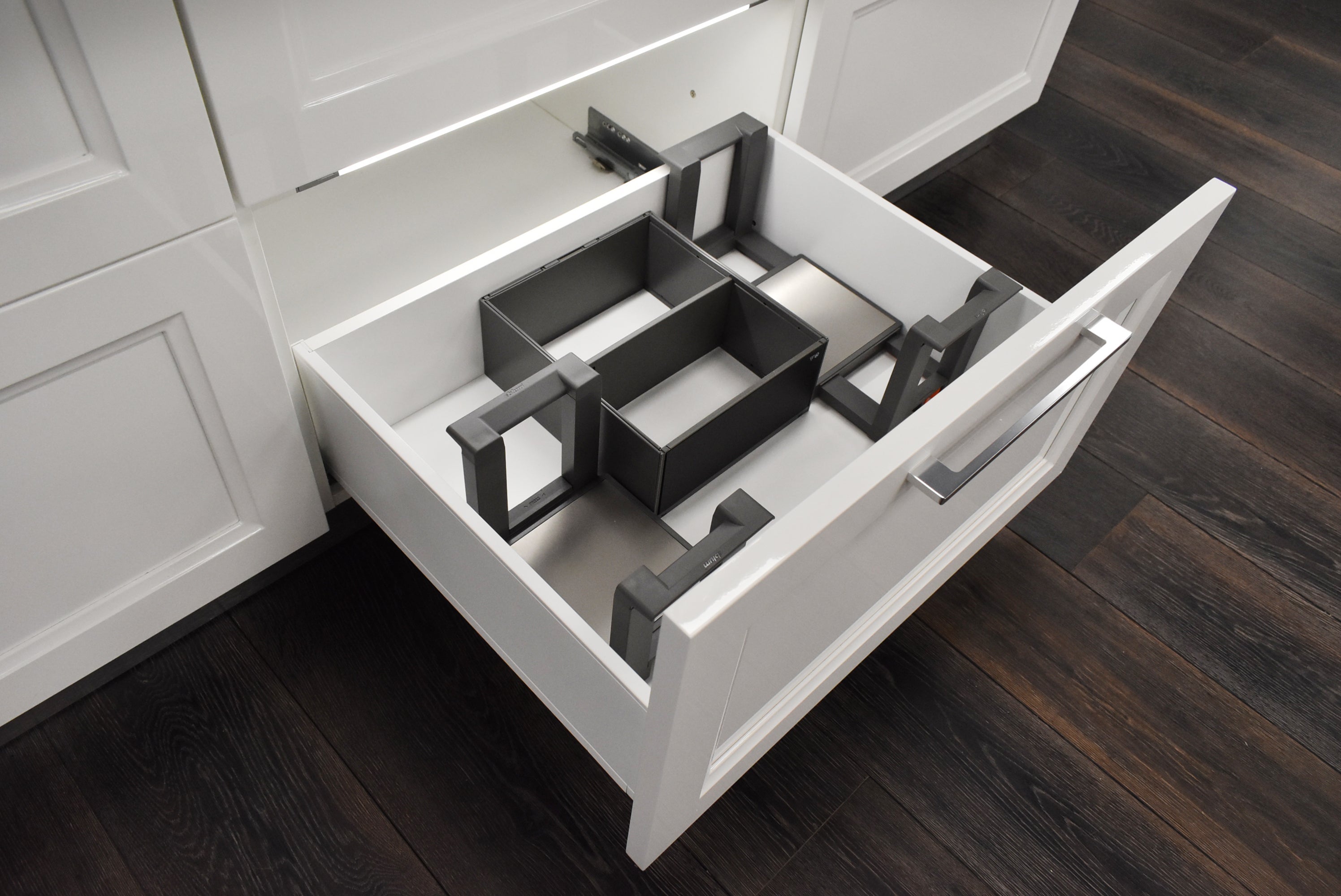 Composit Marilyn Glossy White Modern Showroom Display Kitchen