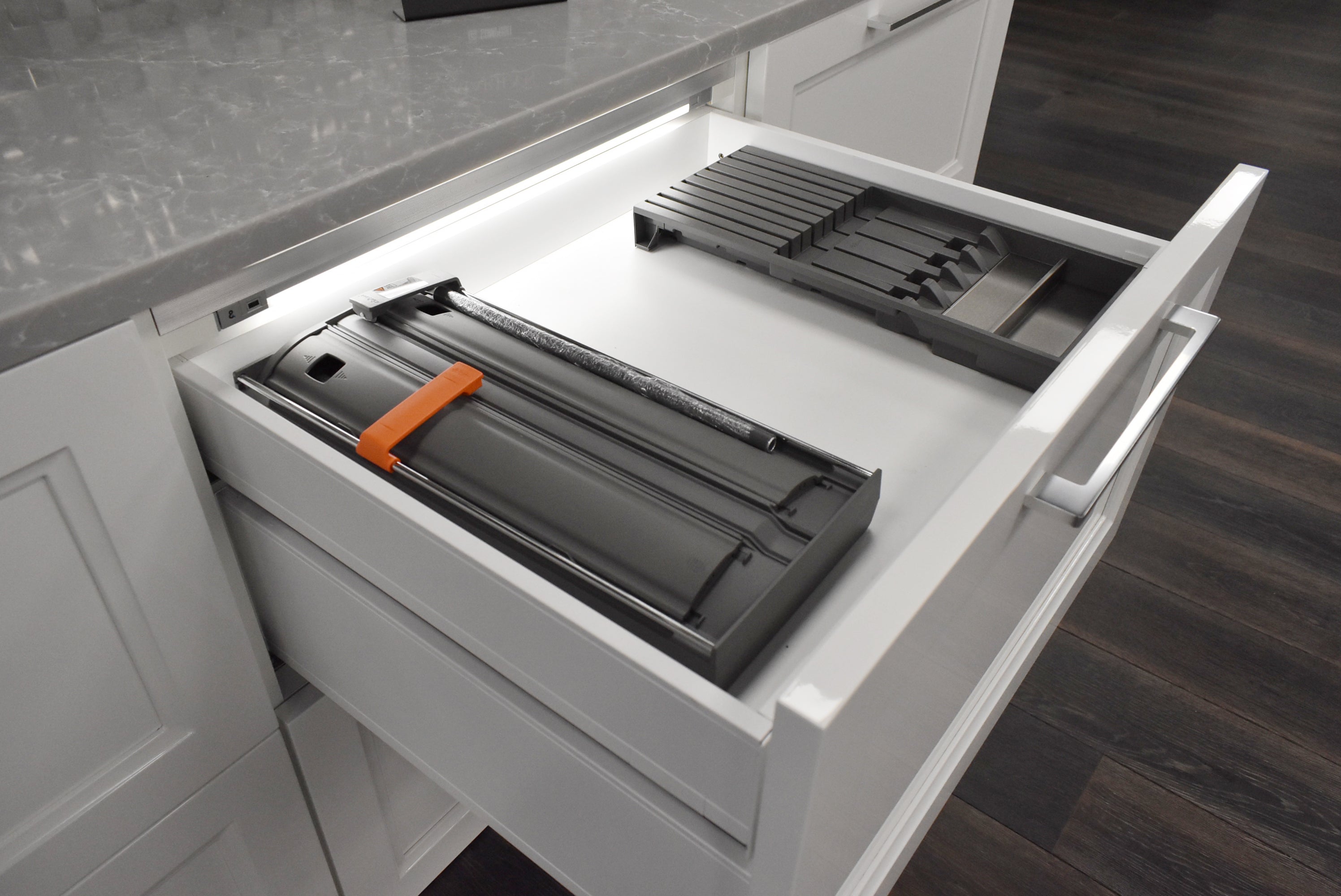 Composit Marilyn Glossy White Modern Showroom Display Kitchen