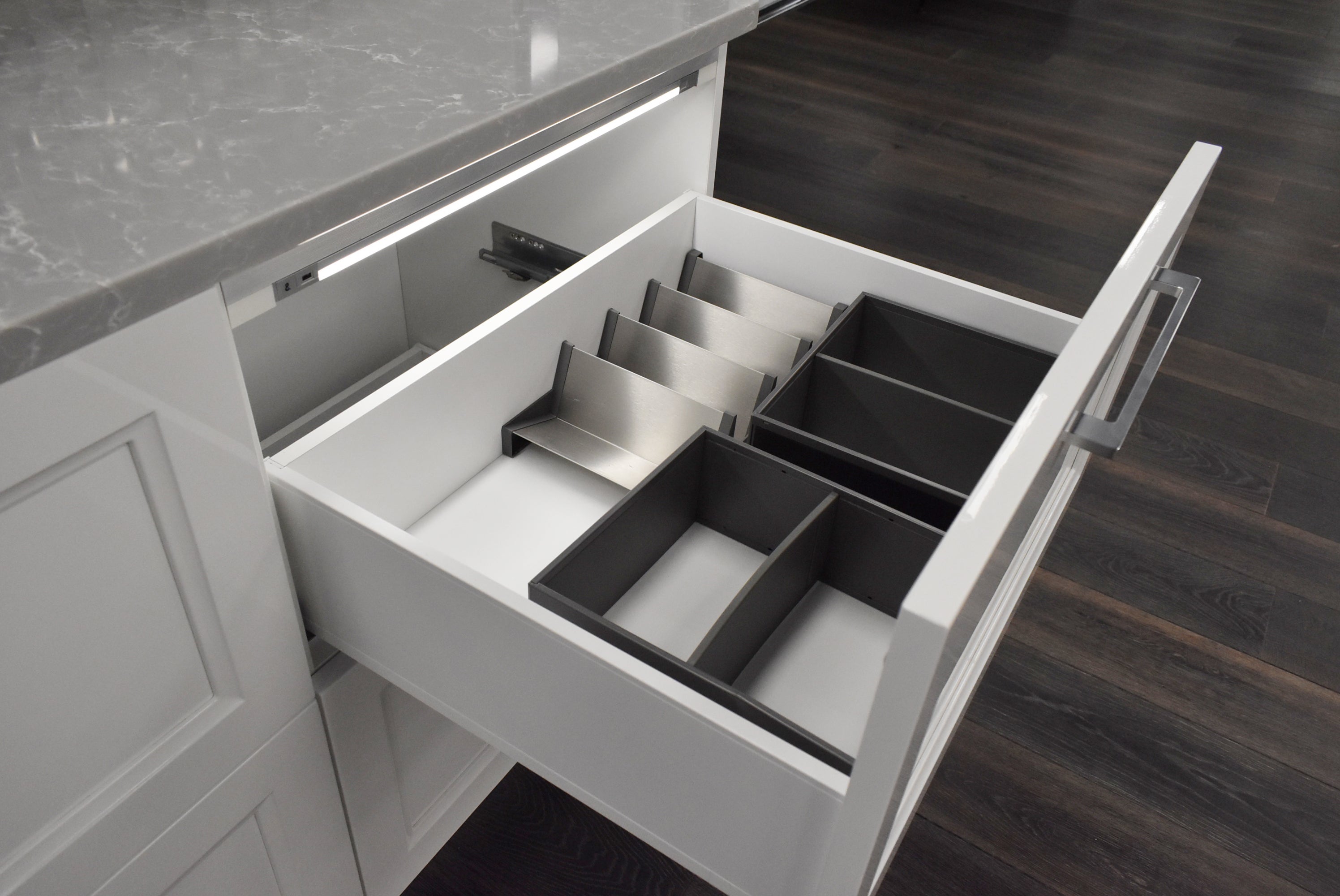 Composit Marilyn Glossy White Modern Showroom Display Kitchen