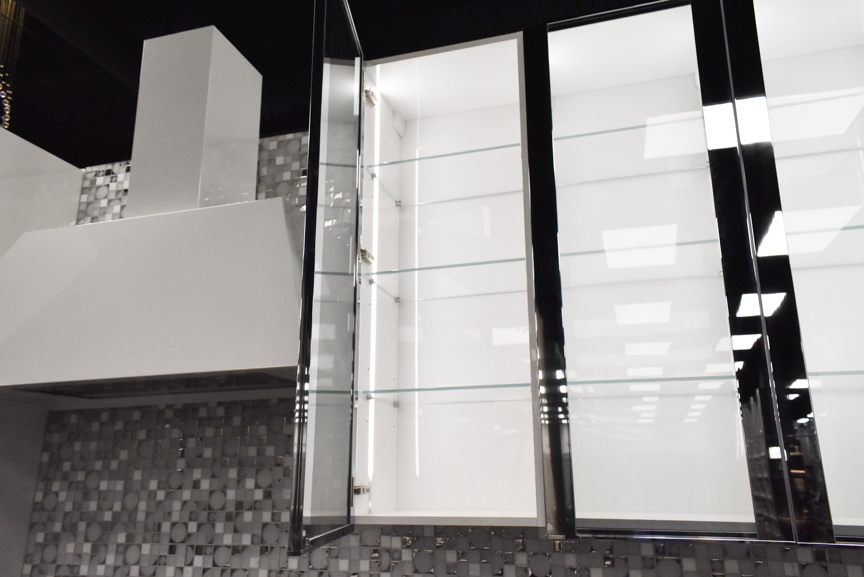 Composit Marilyn Glossy White Modern Showroom Display Kitchen