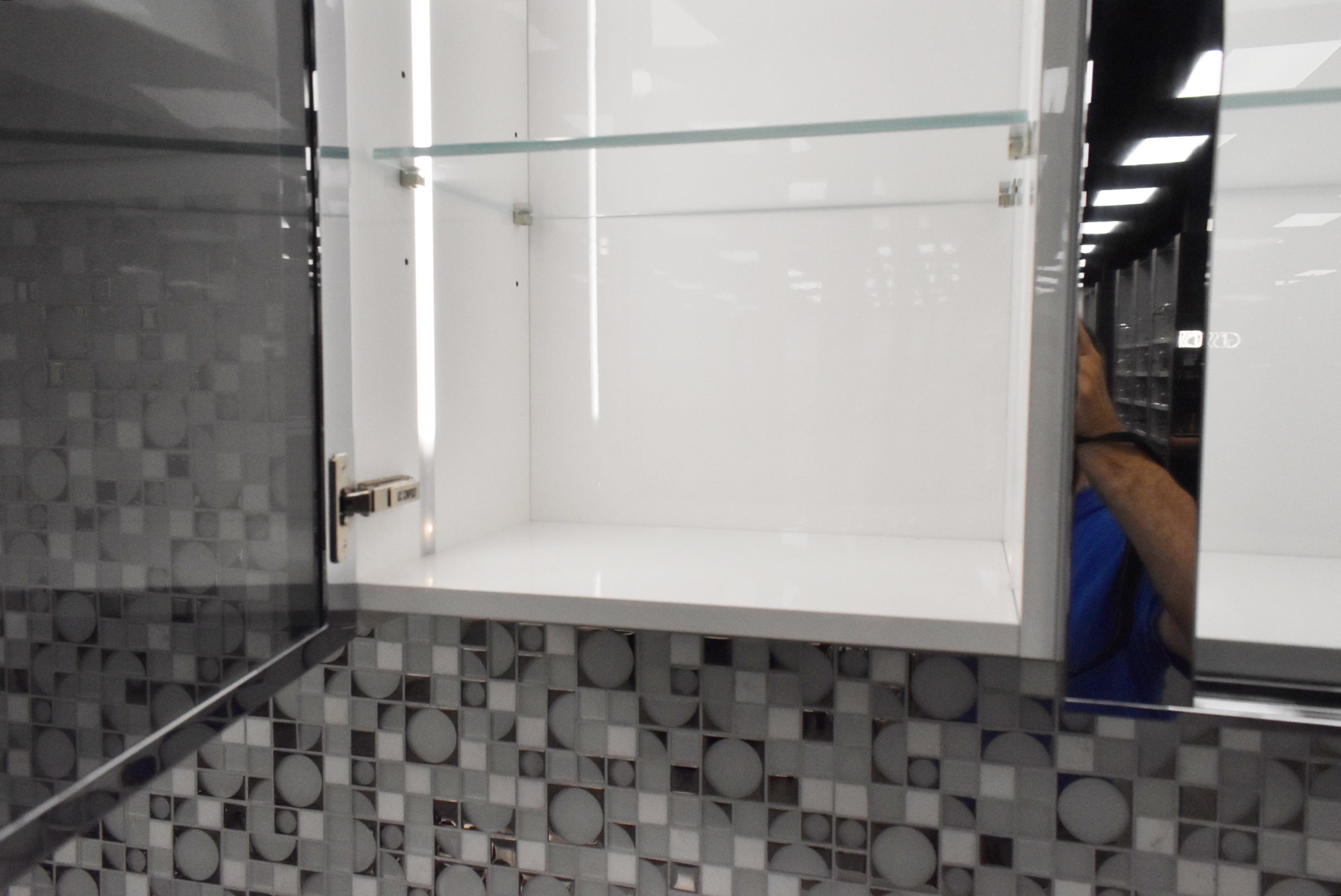 Composit Marilyn Glossy White Modern Showroom Display Kitchen