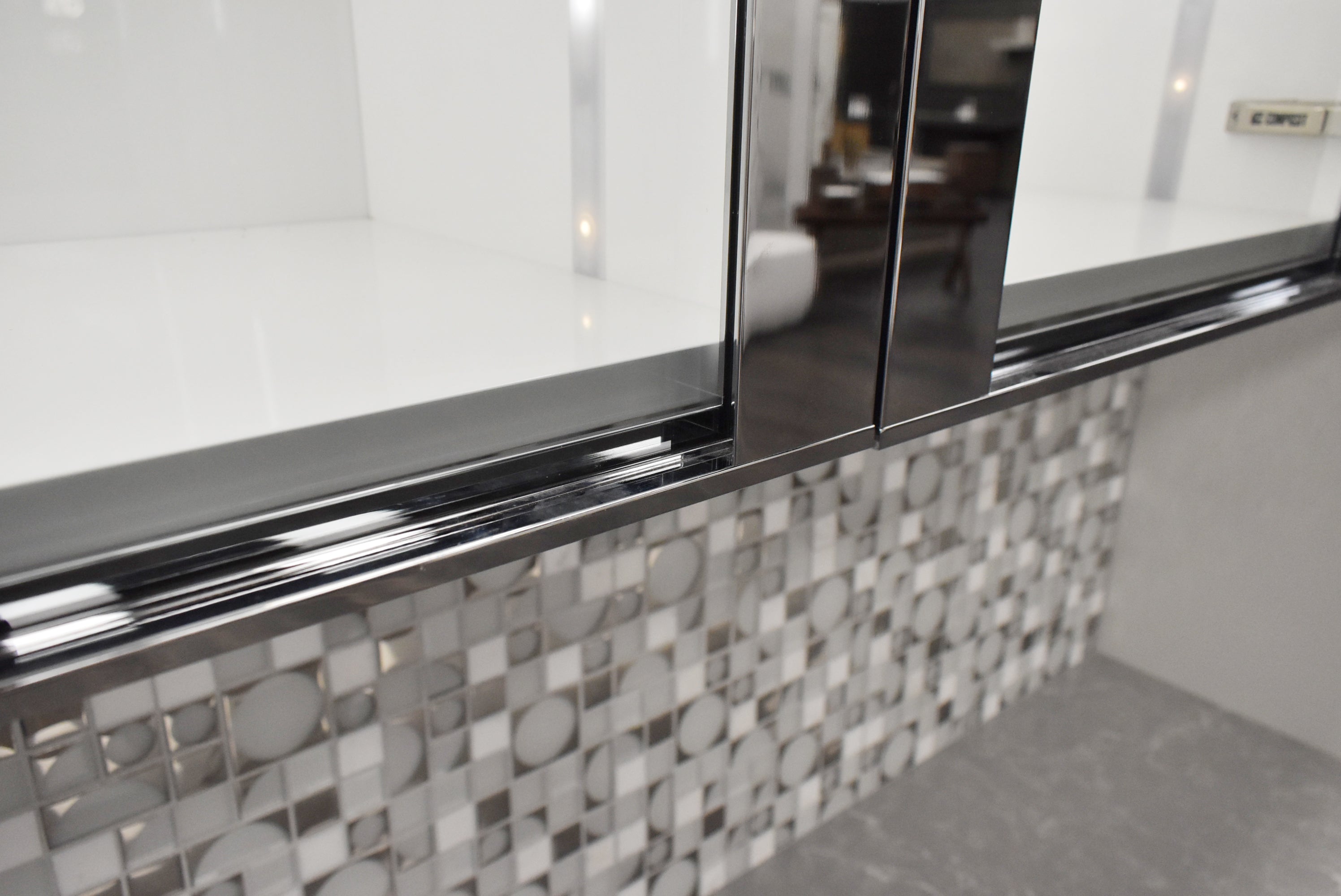 Composit Marilyn Glossy White Modern Showroom Display Kitchen