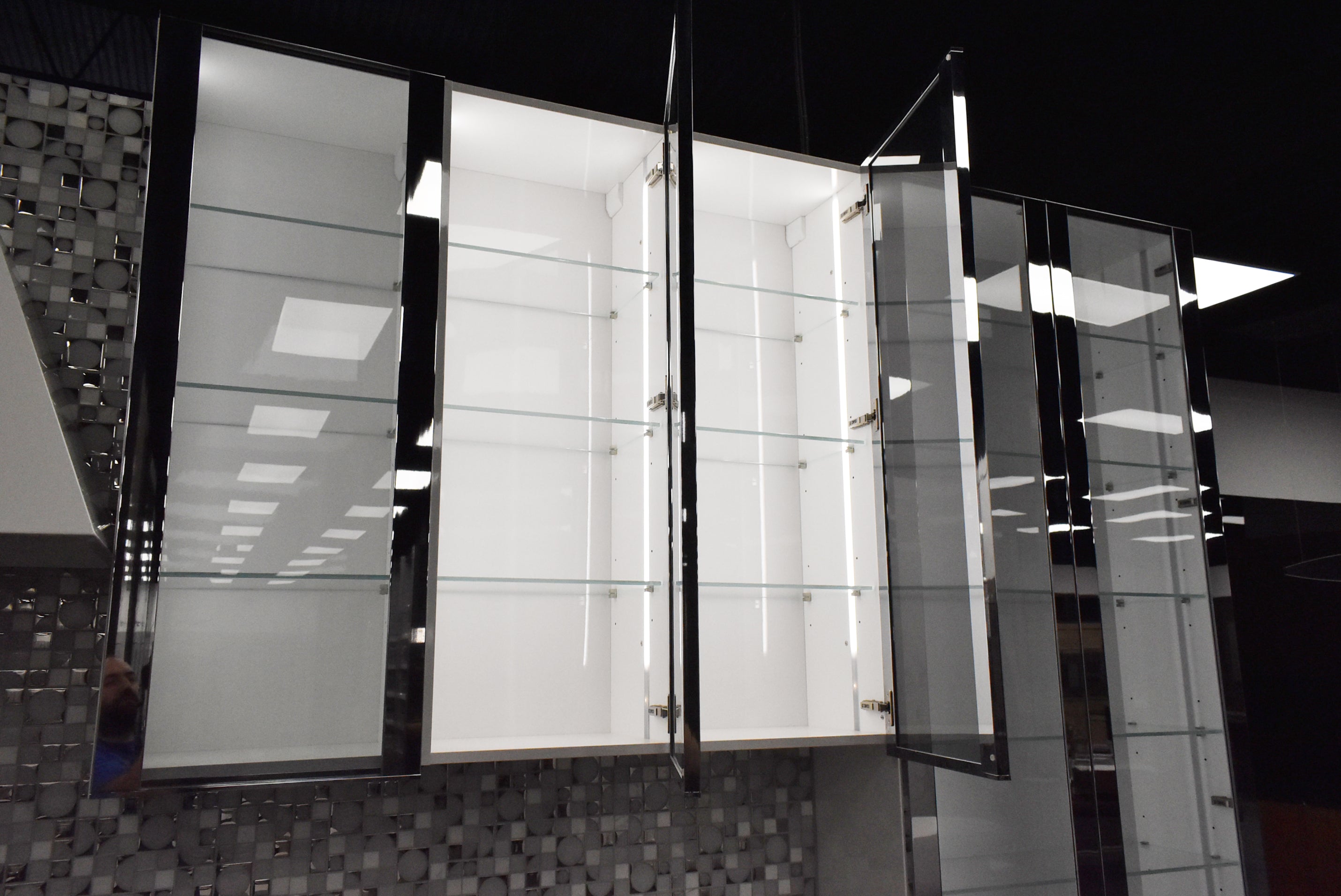 Composit Marilyn Glossy White Modern Showroom Display Kitchen