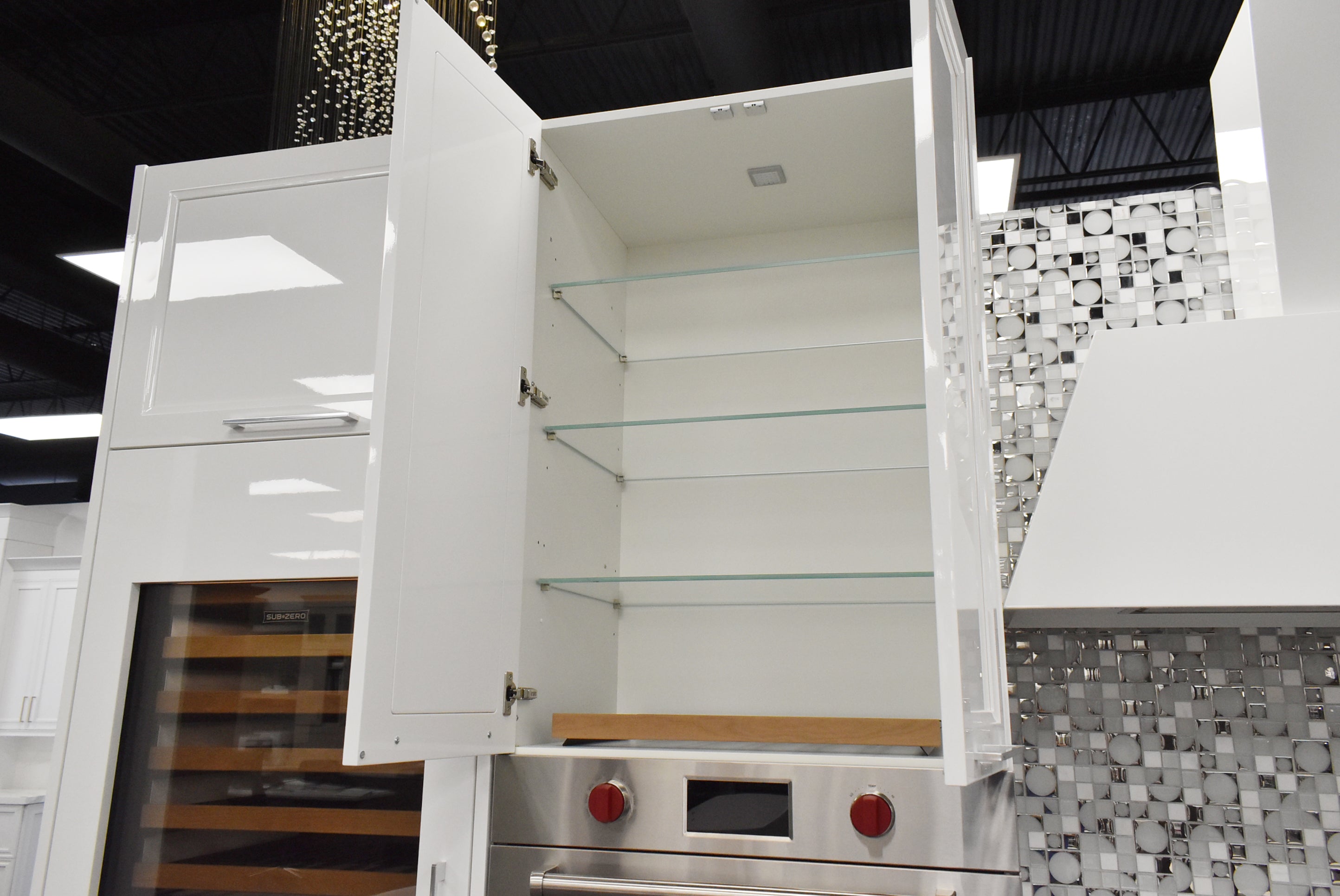 Composit Marilyn Glossy White Modern Showroom Display Kitchen